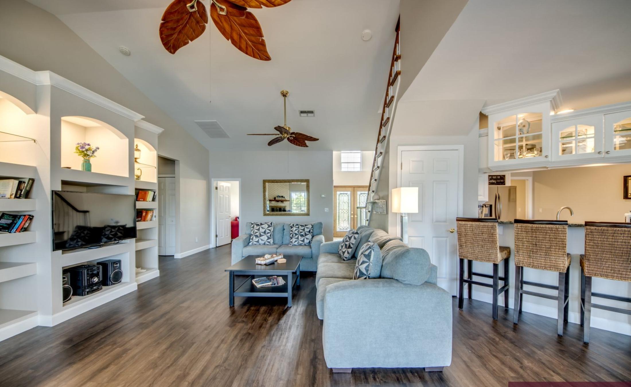 Beheizter Pool mit Spa und Blick auf den Kanal in Südlage.