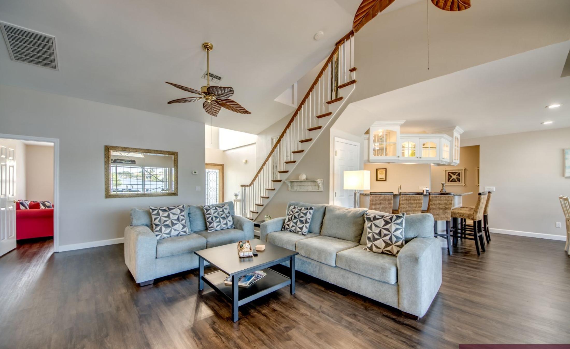 Beheizter Pool mit Spa und Blick auf den Kanal in Südlage.