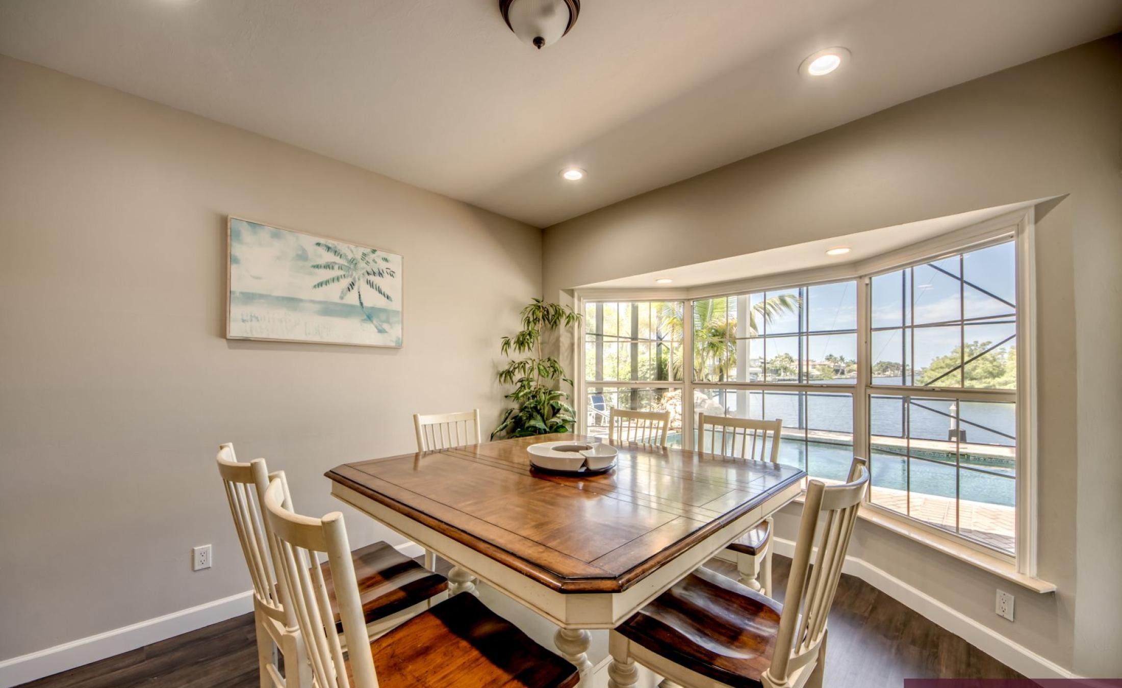 Beheizter Pool mit Spa und Blick auf den Kanal in Südlage.