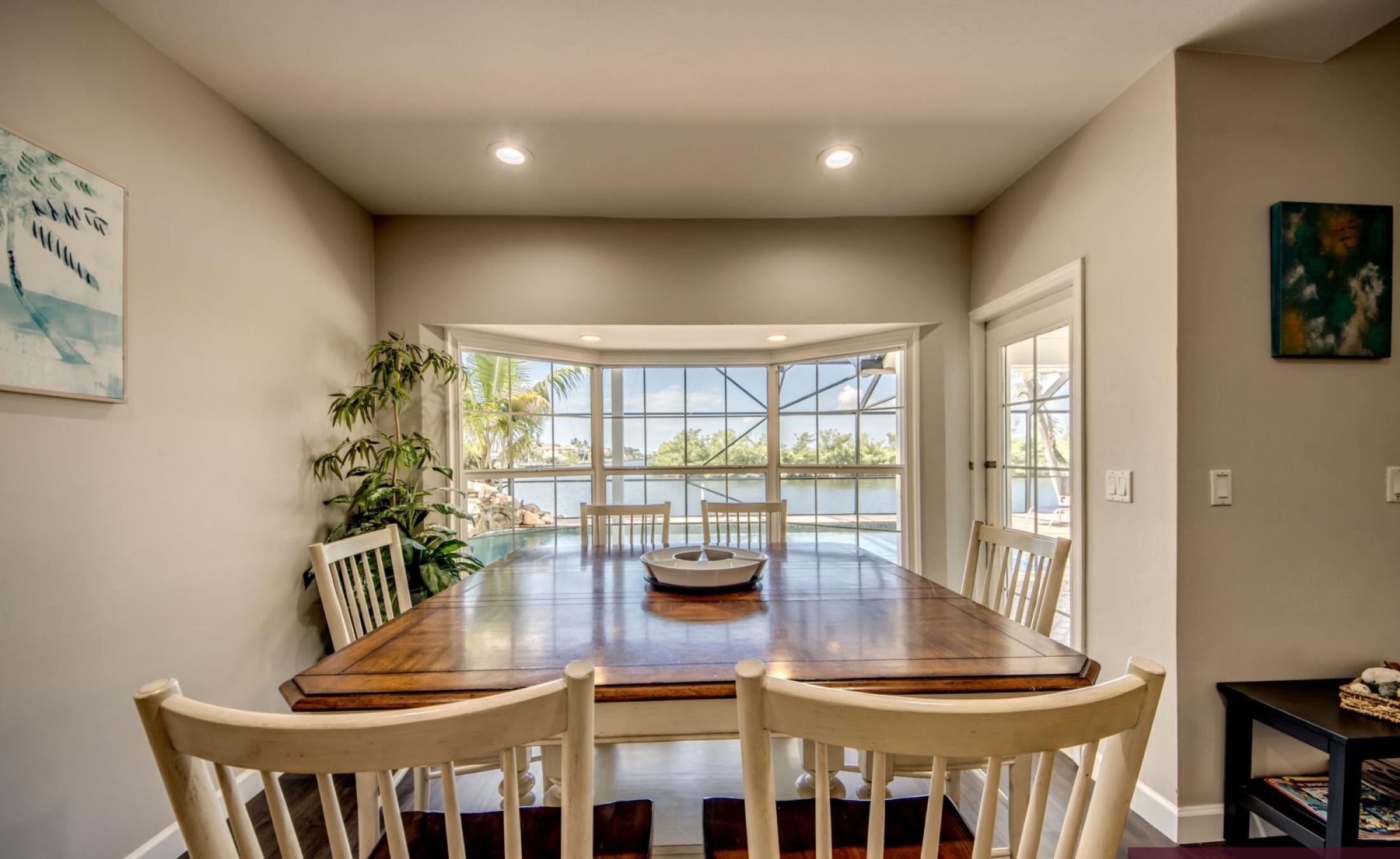 Beheizter Pool mit Spa und Blick auf den Kanal in Südlage.