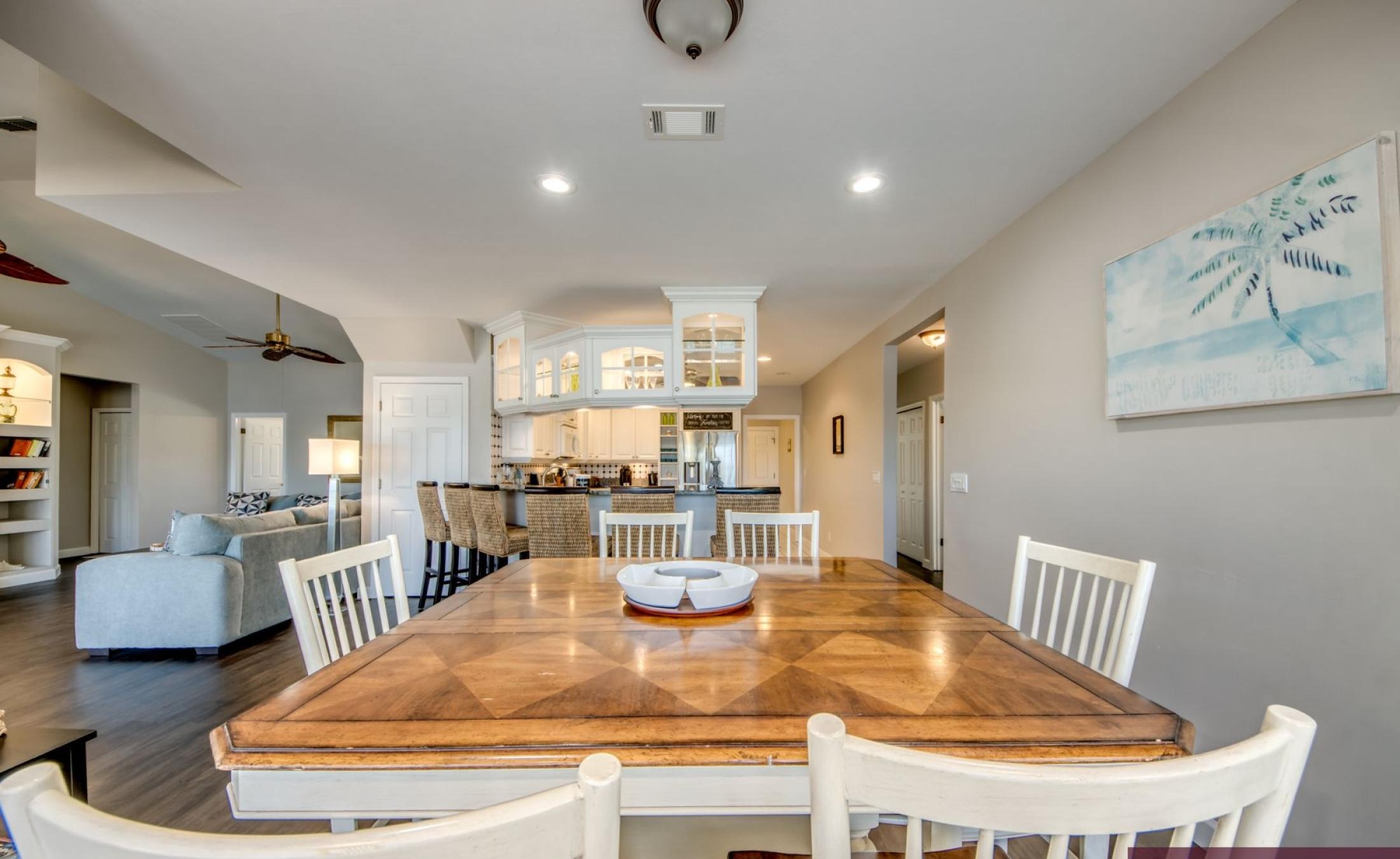 Beheizter Pool mit Spa und Blick auf den Kanal in Südlage.