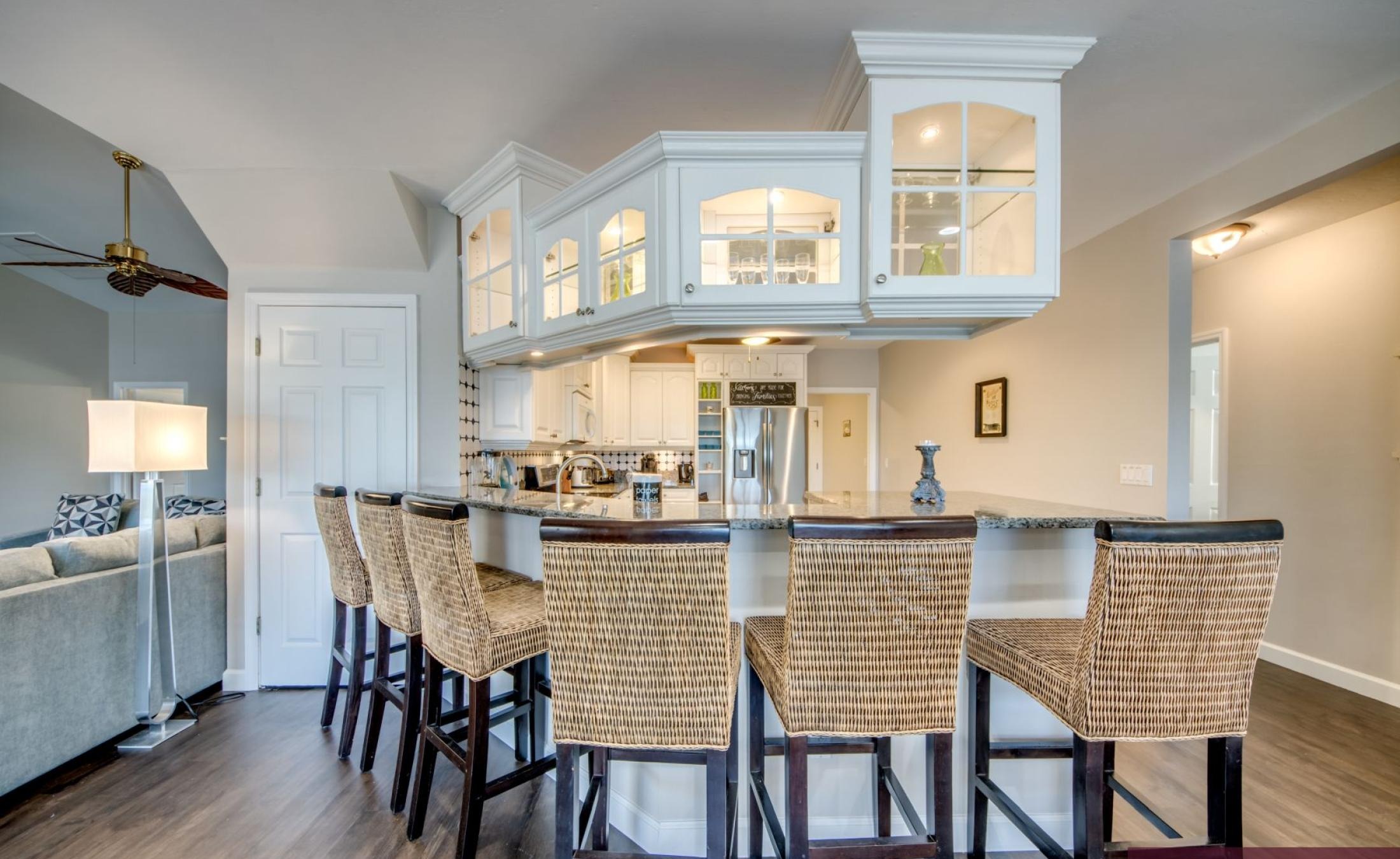 Beheizter Pool mit Spa und Blick auf den Kanal in Südlage.