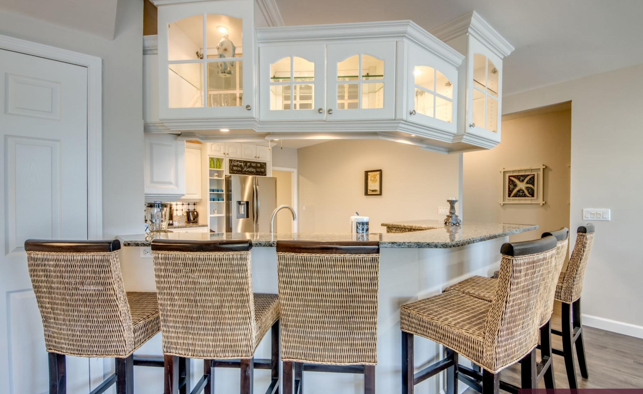 Beheizter Pool mit Spa und Blick auf den Kanal in Südlage.