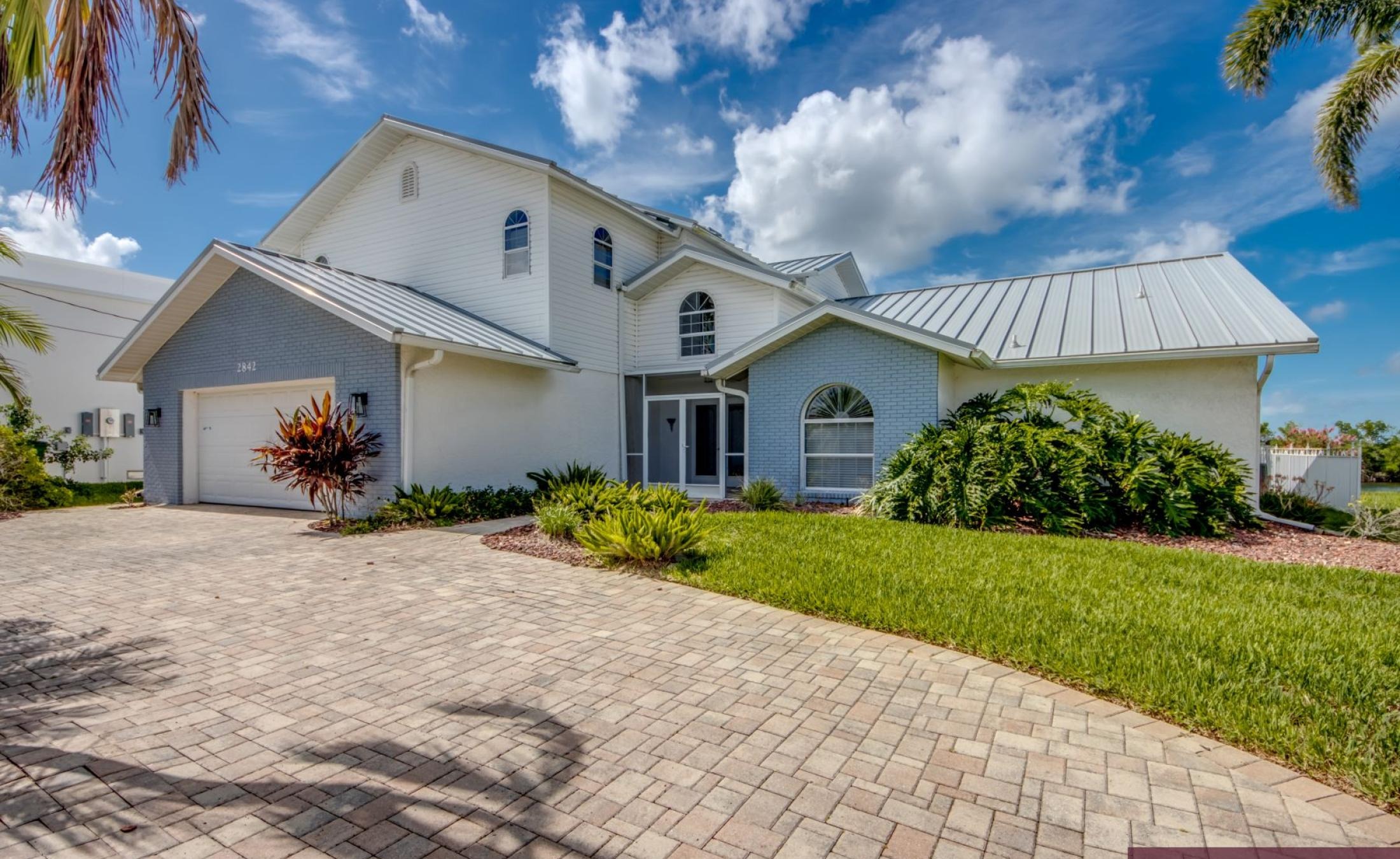 Villa am Kanal mit beheiztem Pool und Spa in Südlage.