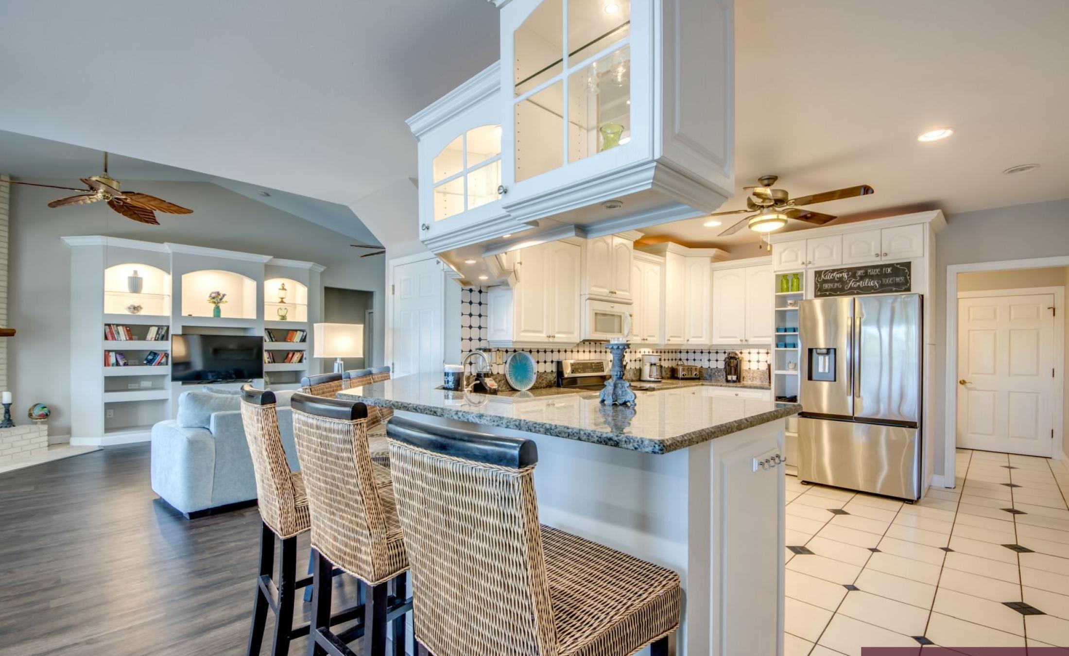 Beheizter Pool mit integriertem Spa und Blick auf den Kanal.