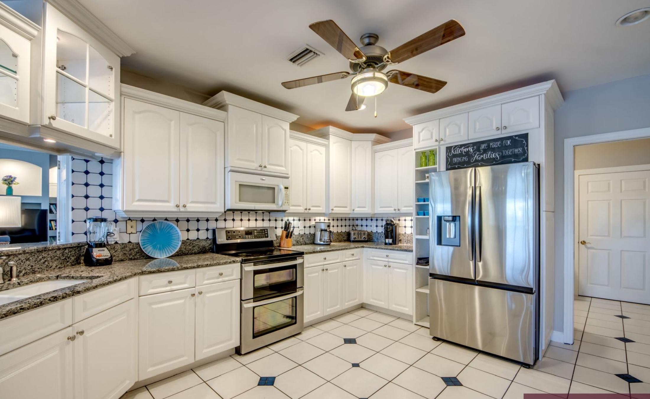 Beheizter Pool mit Spa auf der sonnigen Terrasse am Kanal.