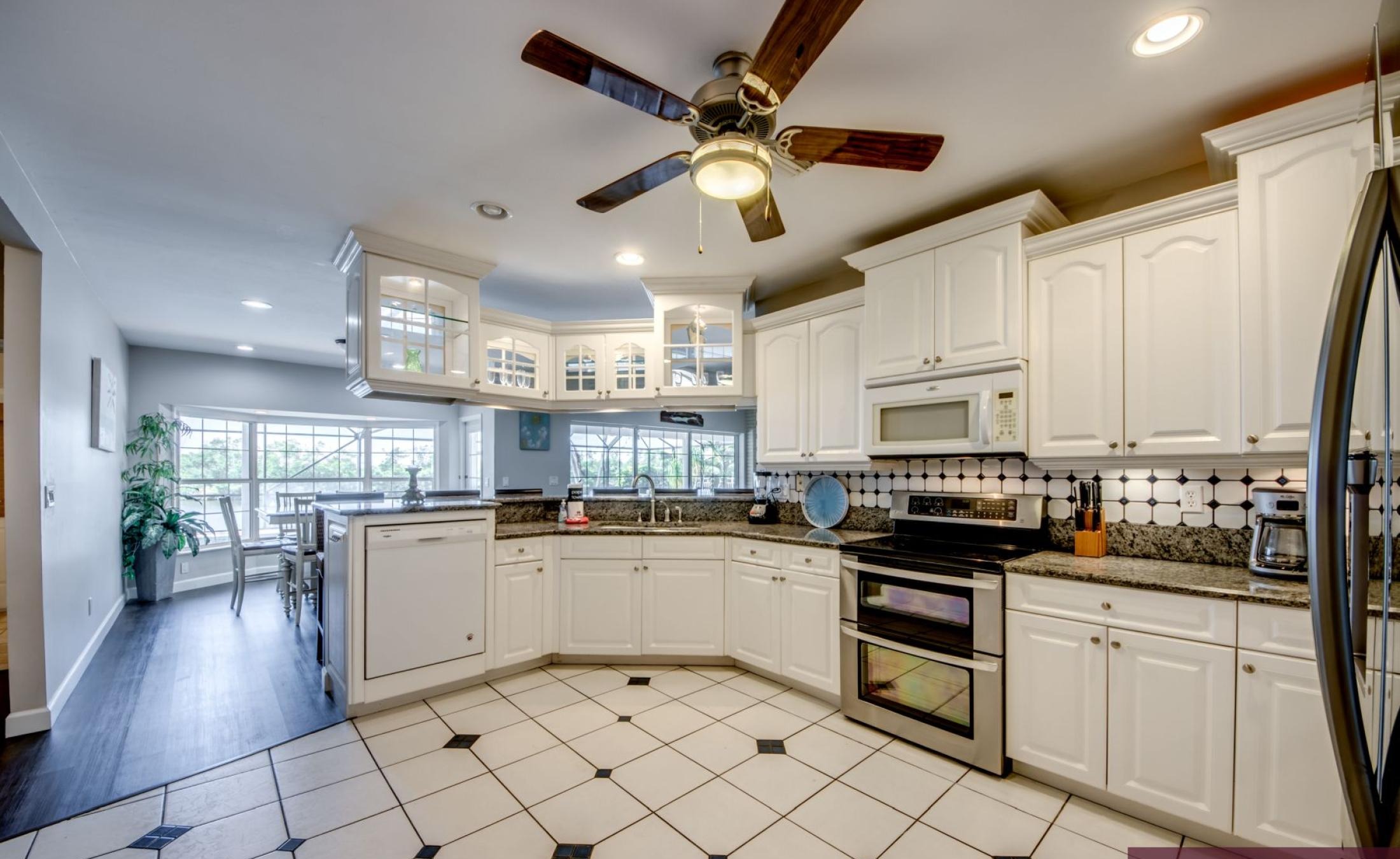 Beheizter Pool mit Spa und Blick auf den Kanal in Südlage.