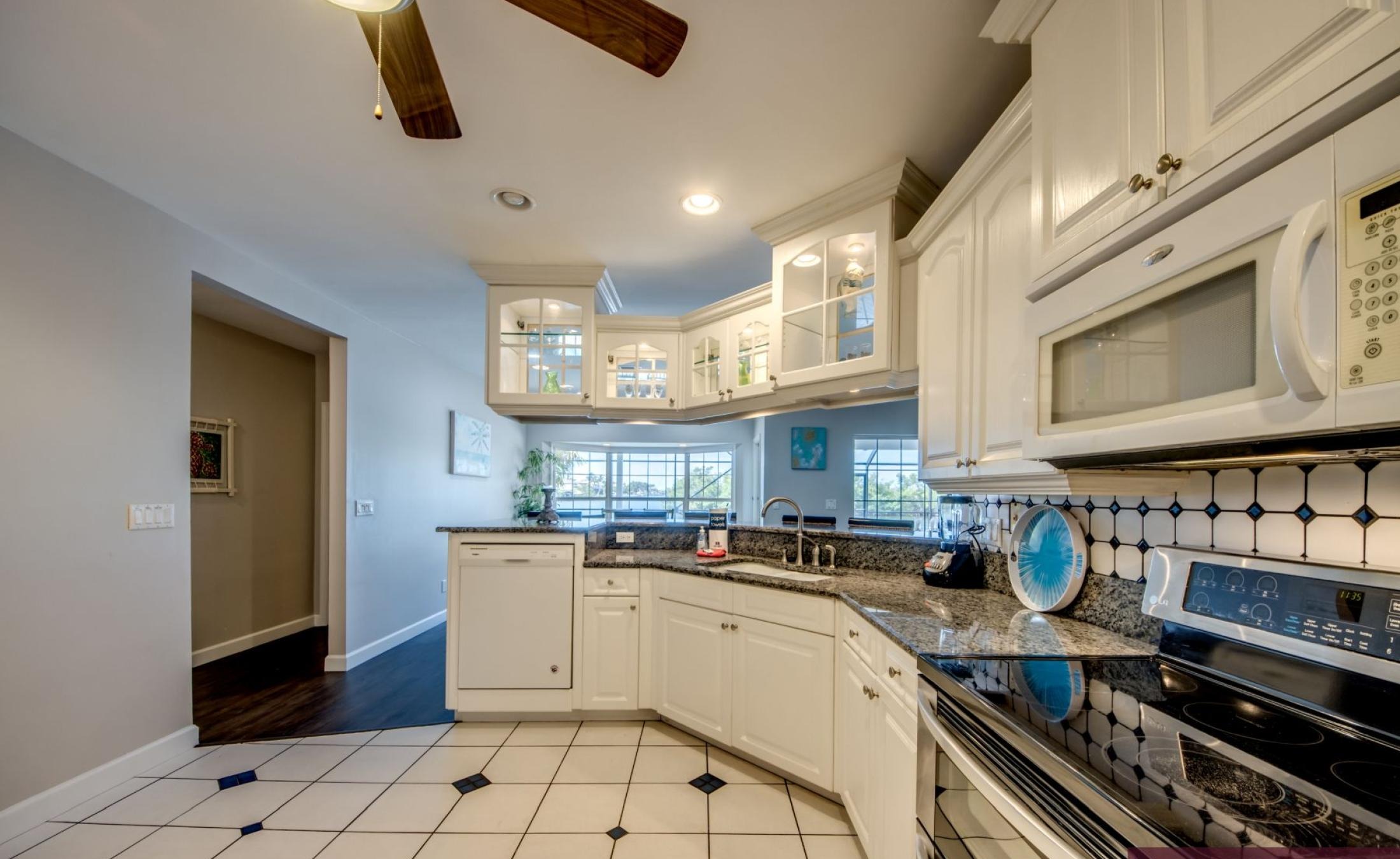 Beheizter Pool mit Spa und Blick auf den Kanal in Südlage.