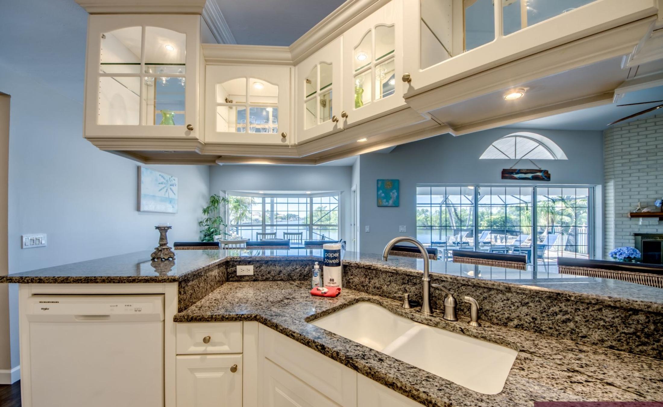 Beheizter Pool mit Spa und Blick auf den Kanal.