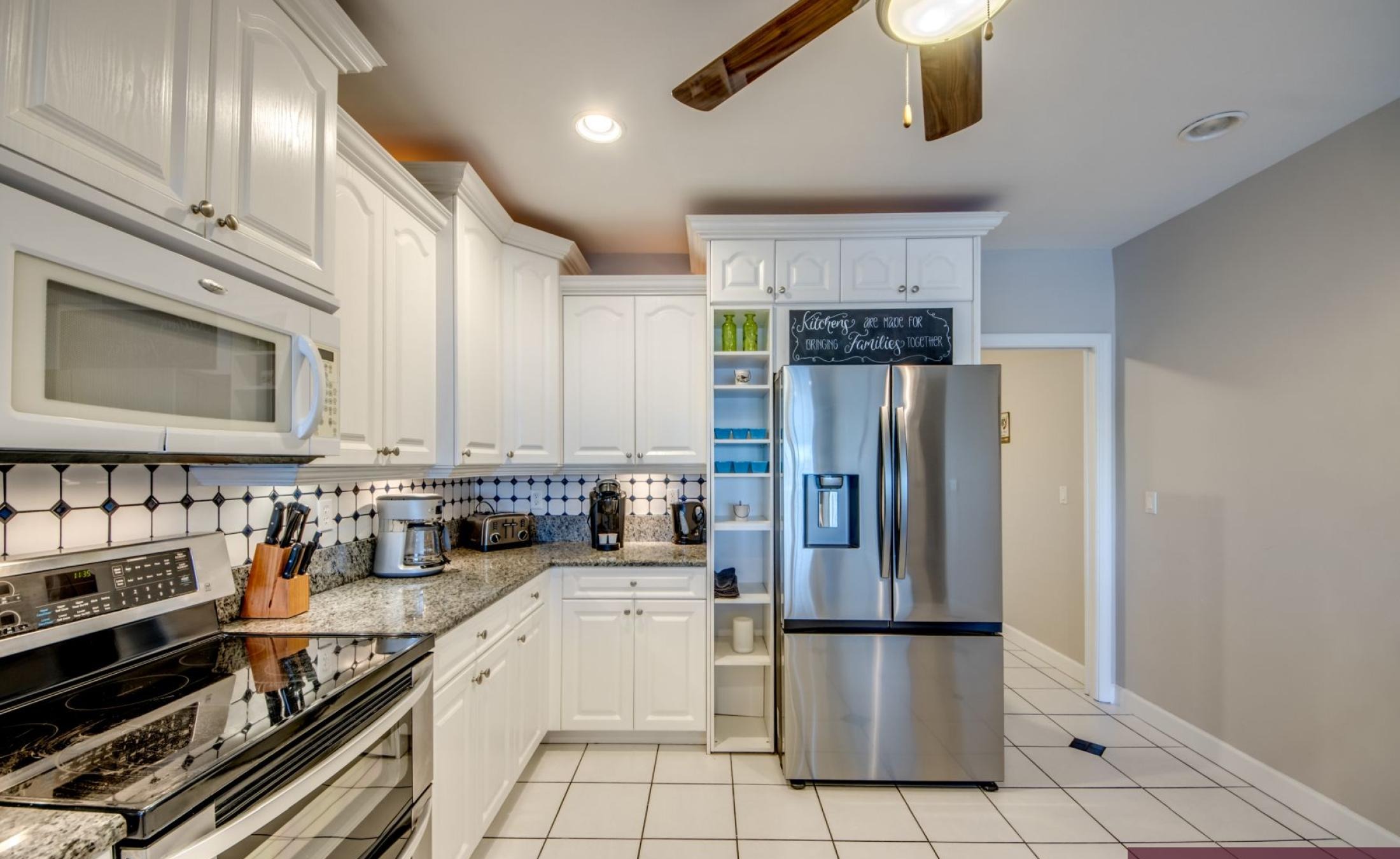 Beheizter Pool mit Spa auf der Terrasse in Südlage mit Blick auf den Kanal.