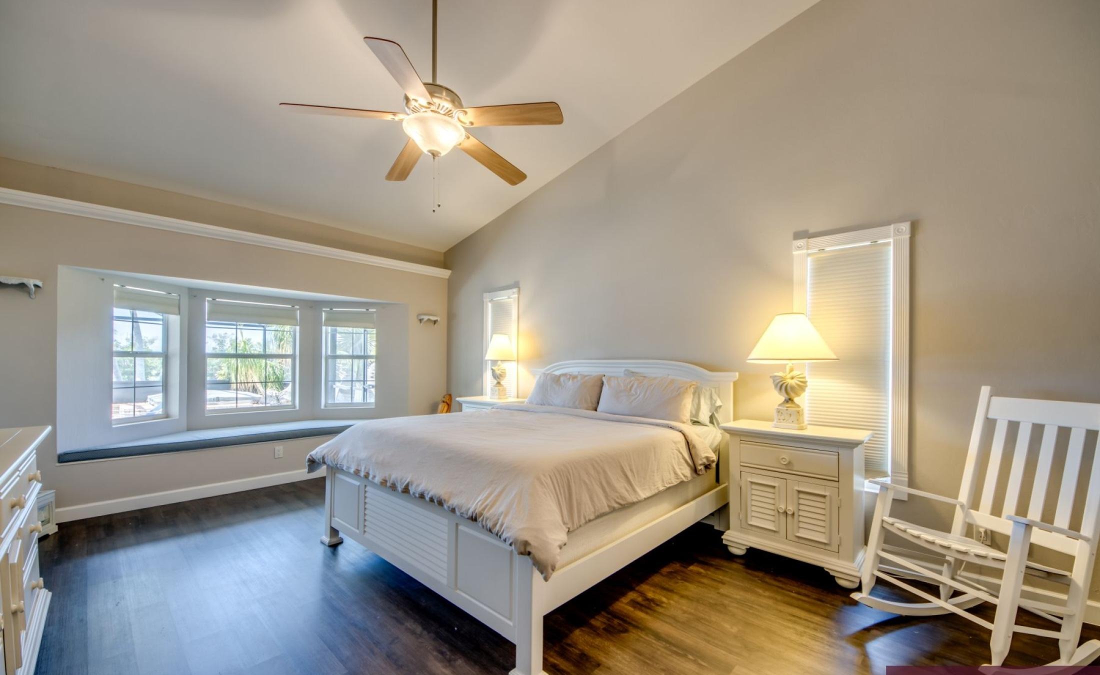 Beheizter Pool mit Spa und Blick auf den Kanal.