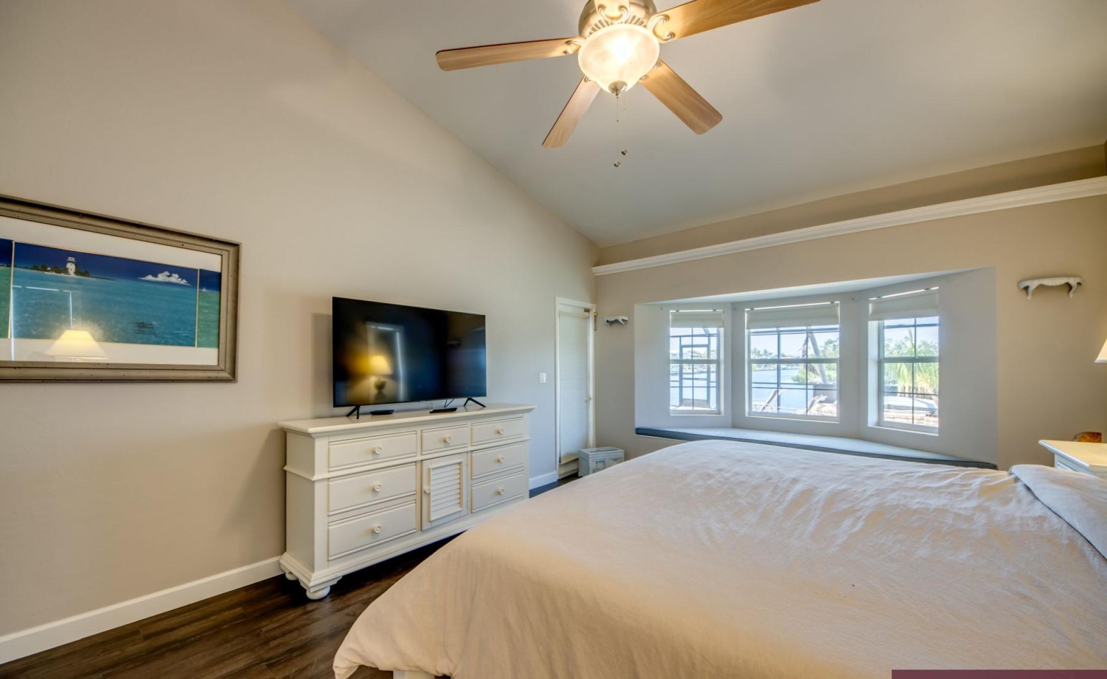 Beheizter Pool mit Spa und Blick auf den Kanal in Südlage.