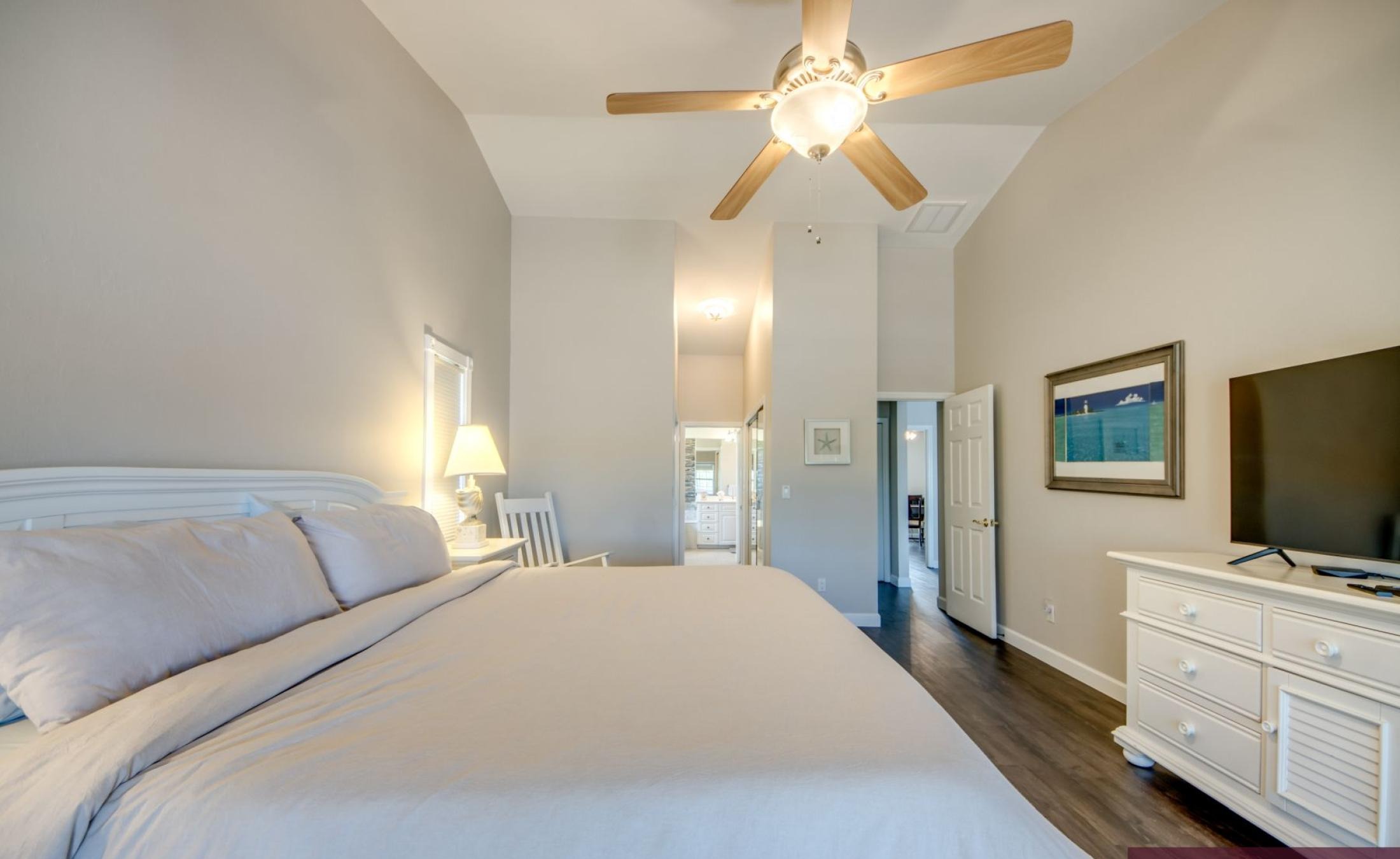 Beheizter Pool mit Spa auf der sonnigen Terrasse am Kanal.