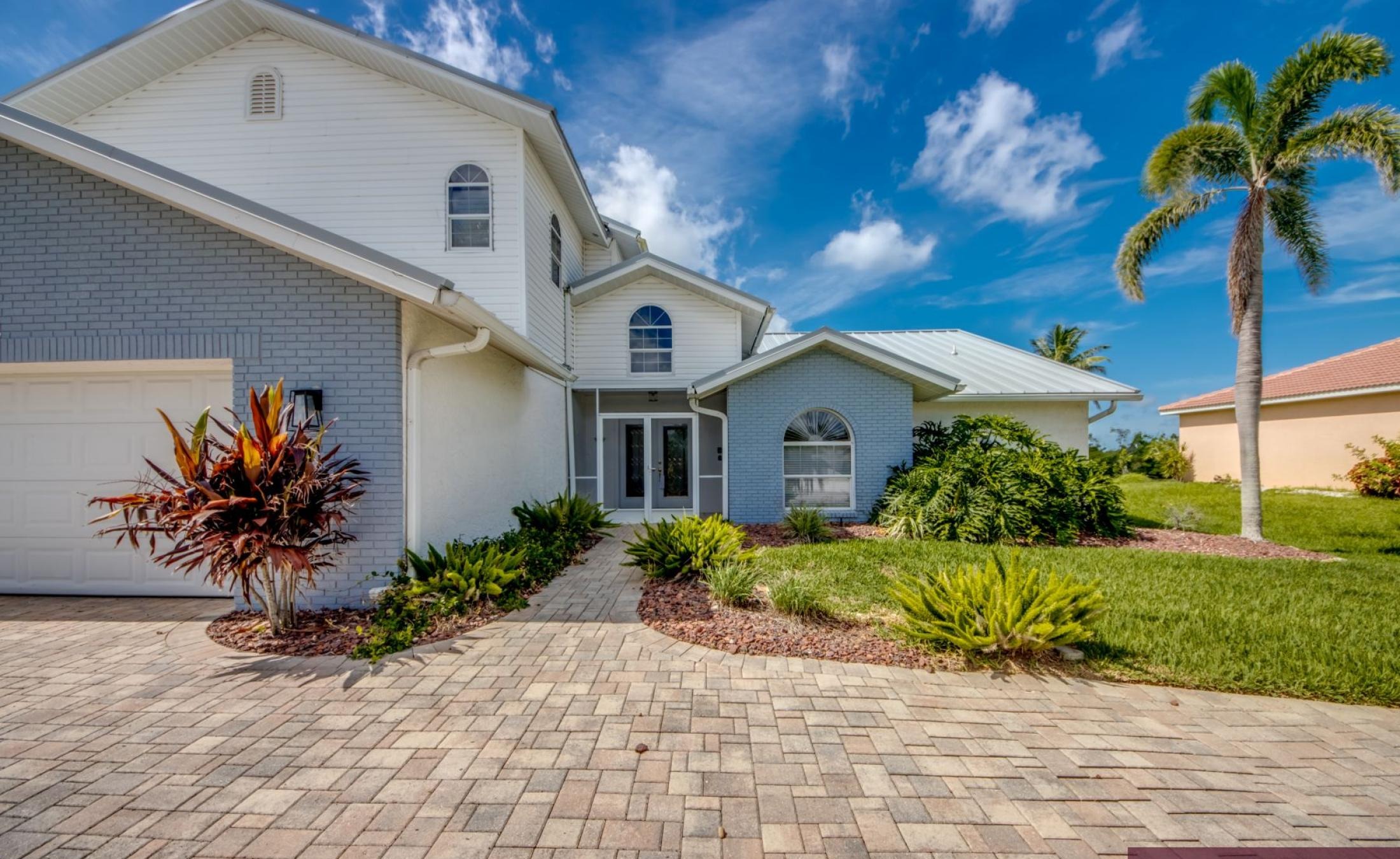 Beheizter Pool mit Spa und Blick auf den Kanal in Südlage.
