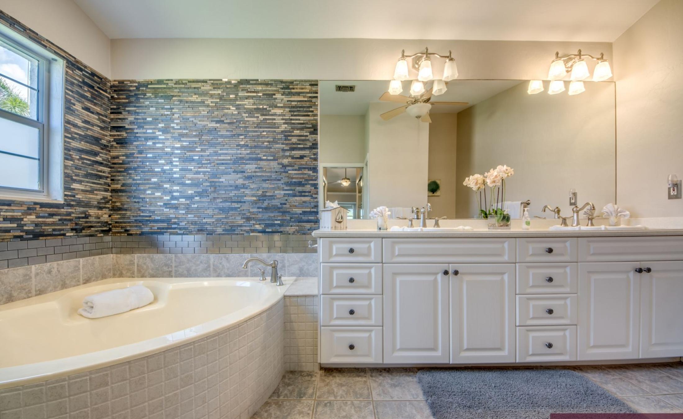 Beheizter Pool mit Spa und Blick auf den Kanal in Südlage.