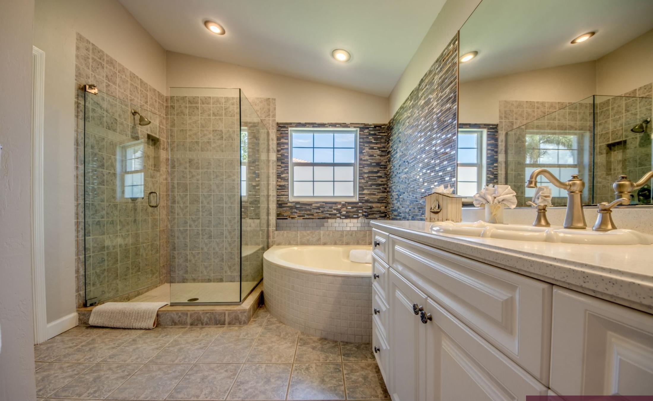 Beheizter Pool mit Spa und Blick auf den Kanal in Südlage.