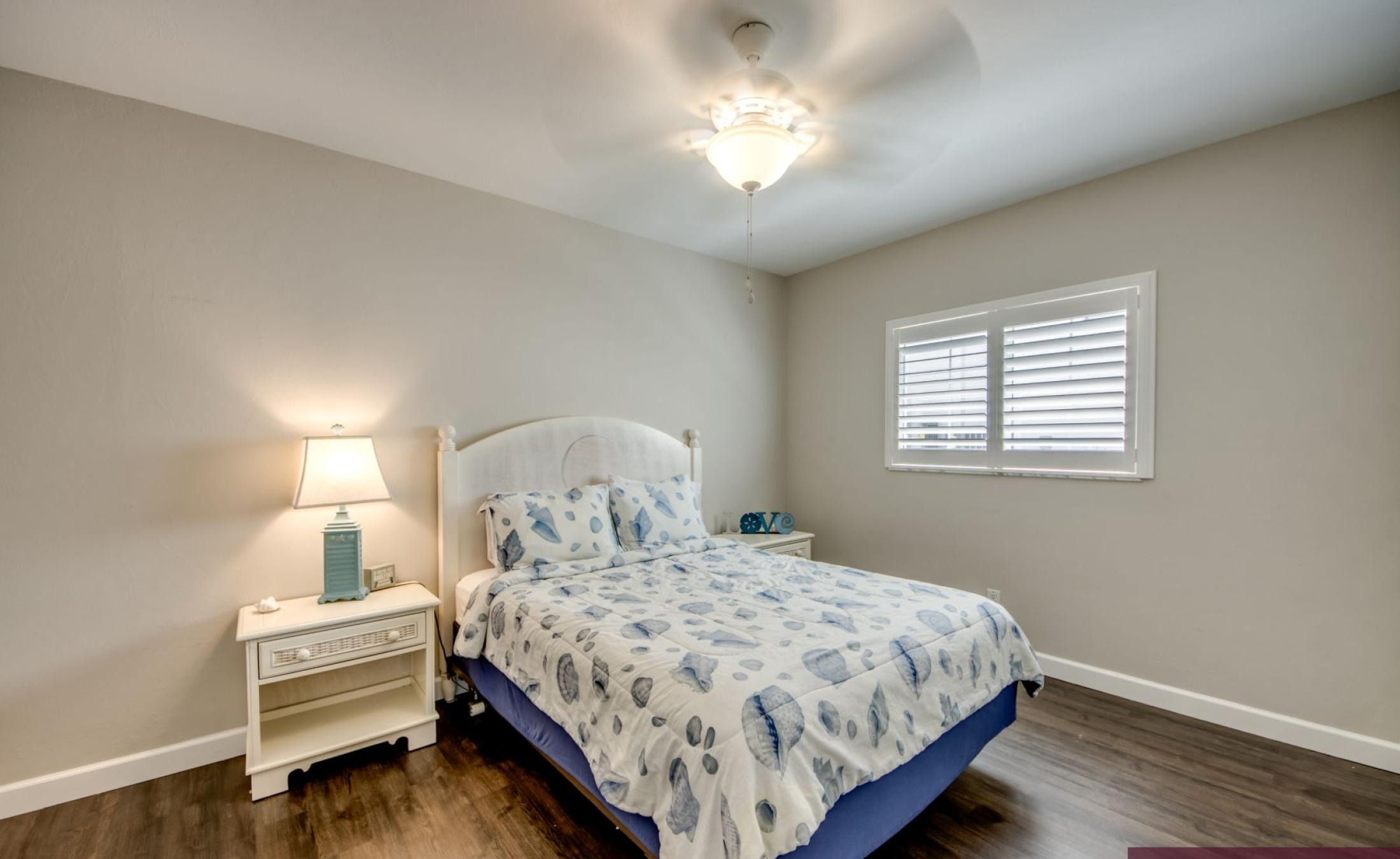 Beheizter Pool mit Spa und Blick auf den Kanal in Südlage.