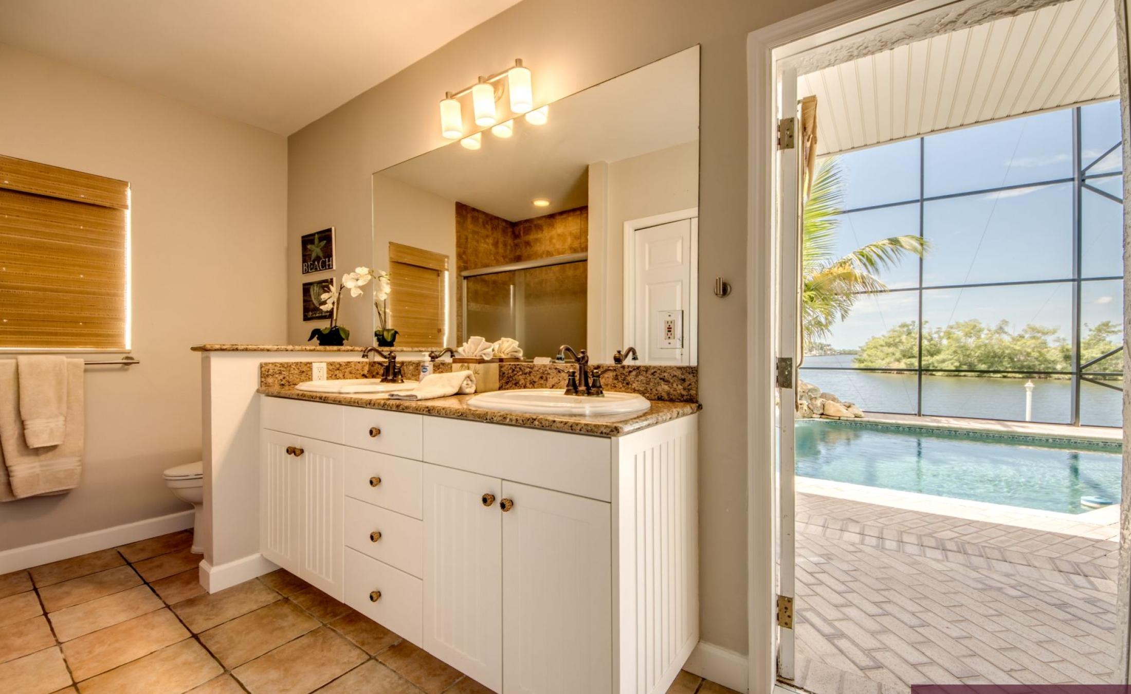 Beheizter Pool mit Spa und Blick auf den Kanal in Südlage.