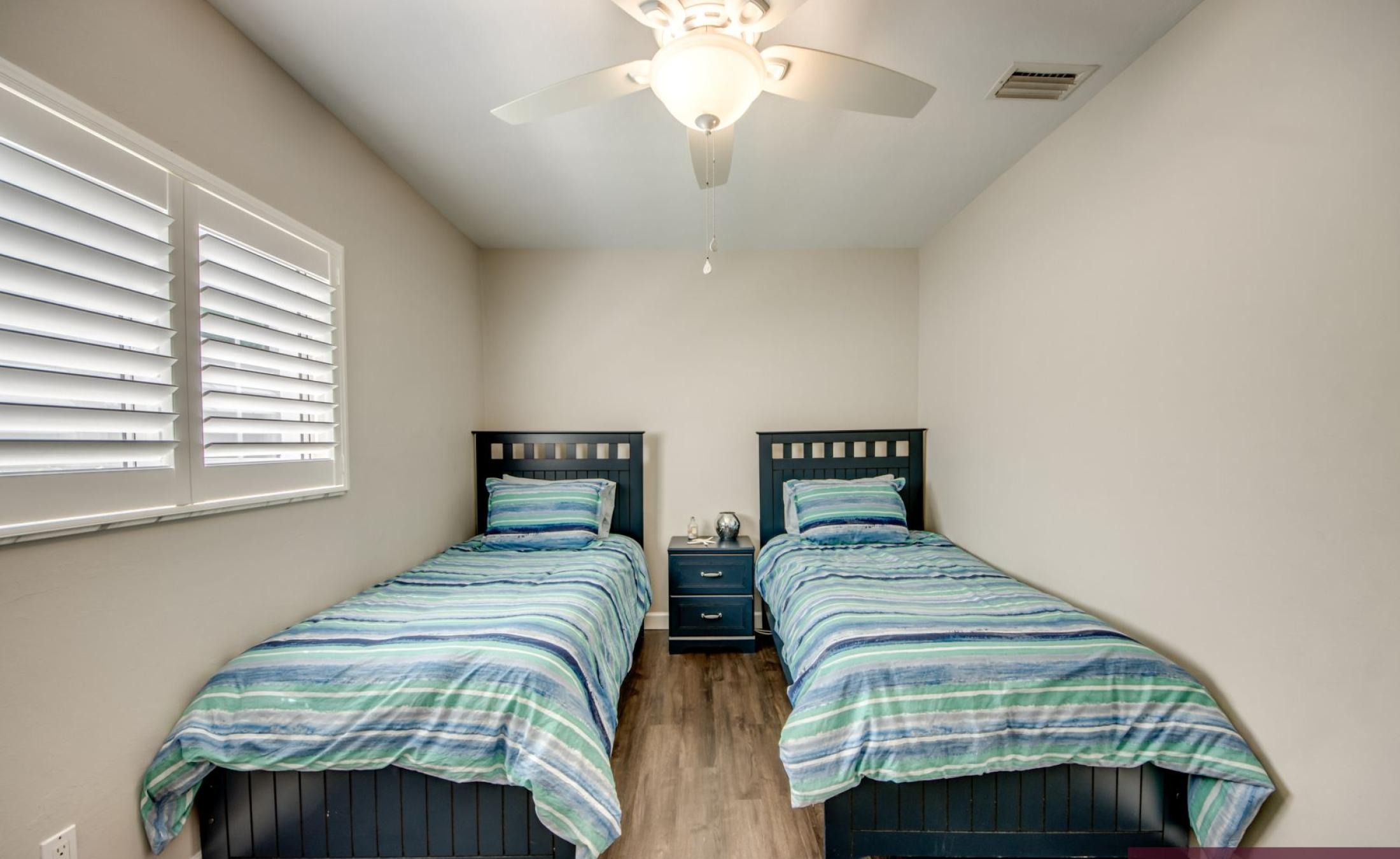 Beheizter Pool mit integriertem Spa und Blick auf den Kanal.