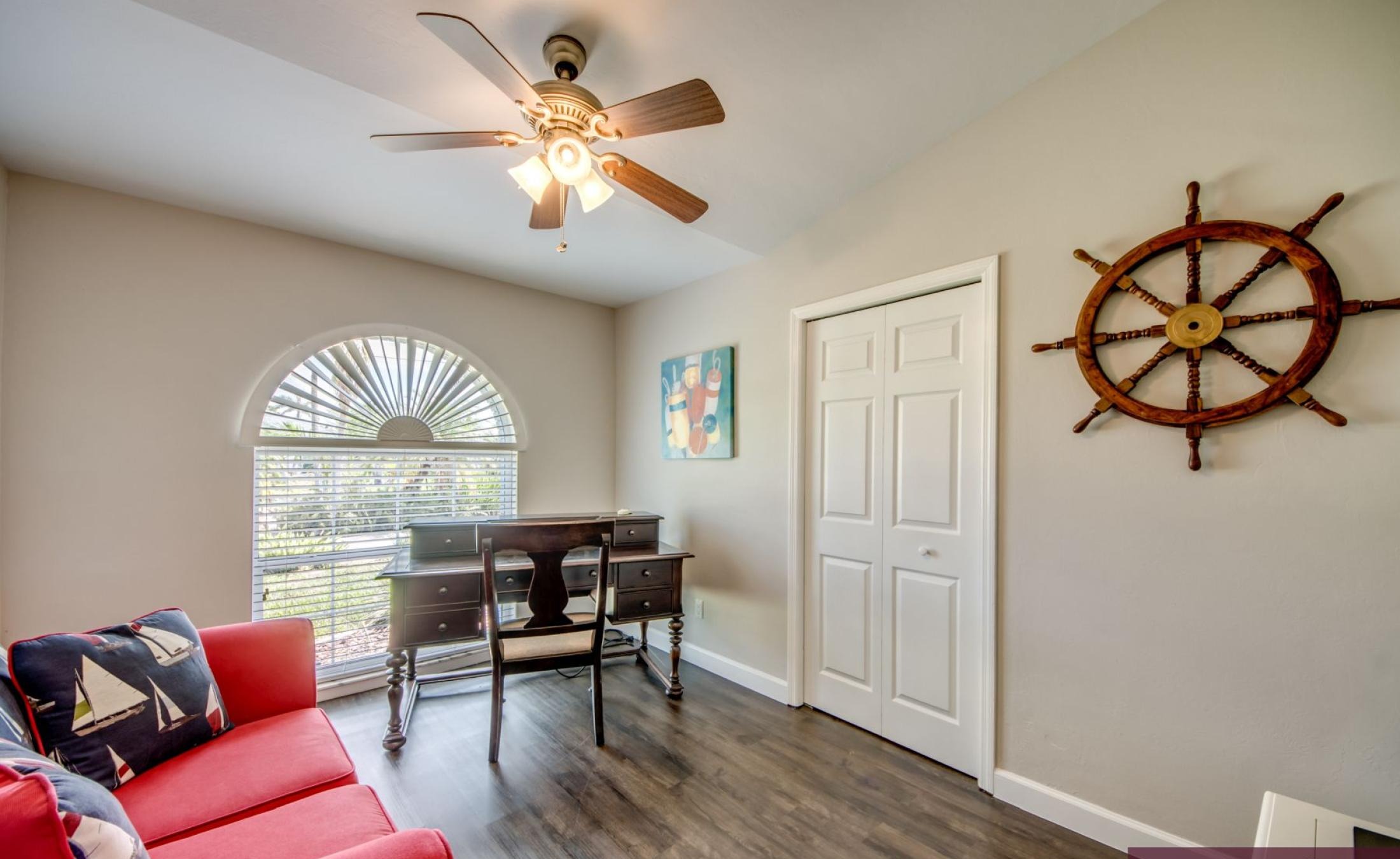 Beheizter Pool mit Spa und Blick auf den Kanal in Südlage.