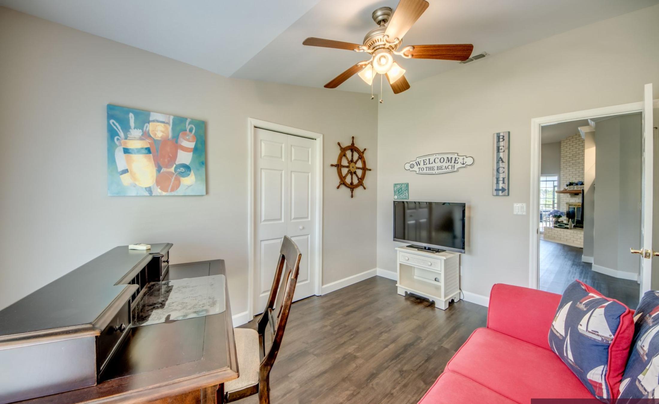 Beheizter Pool mit Spa am Kanal in Südlage.