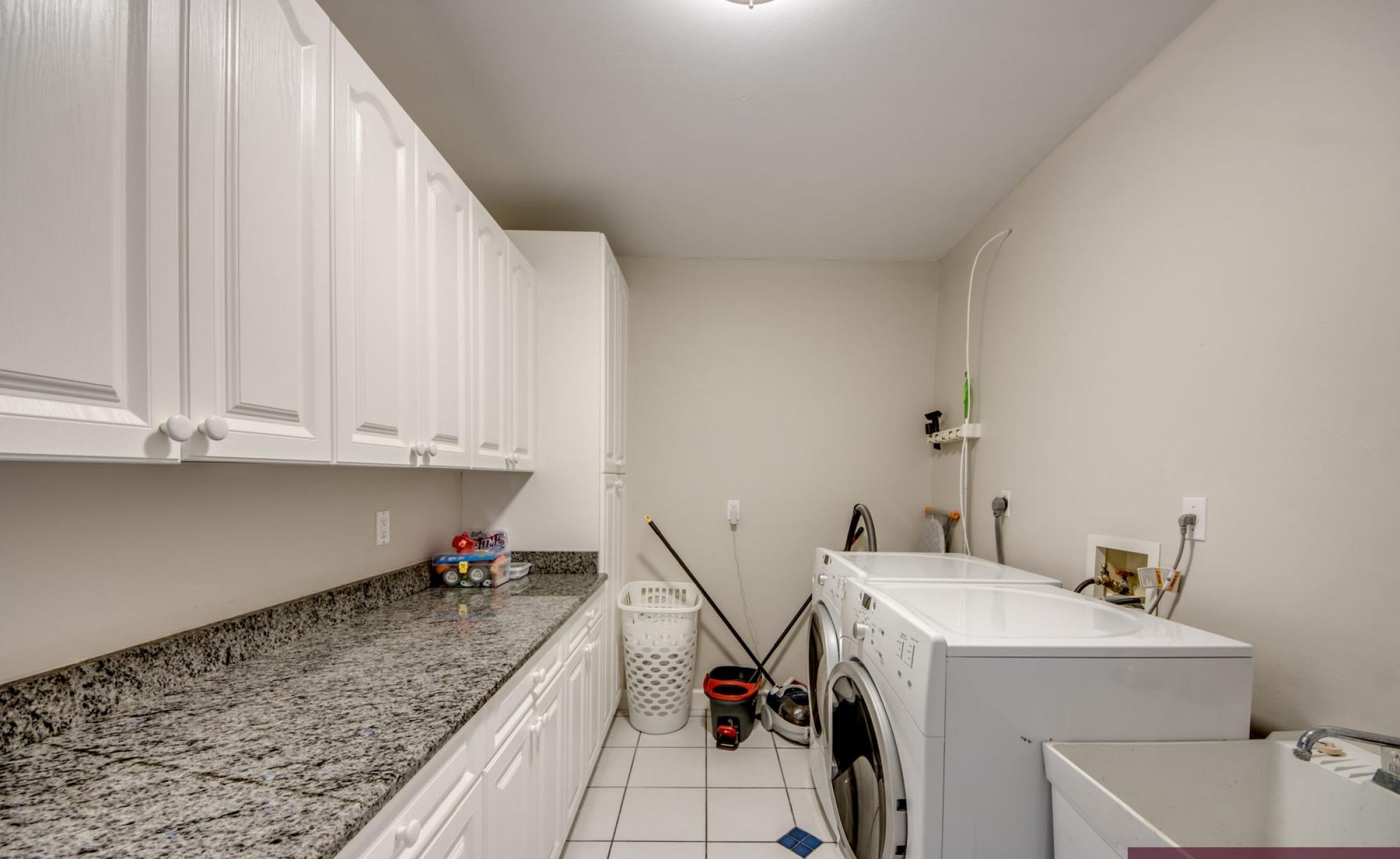 Außenbereich mit beheiztem Pool und Spa in Südlage am Kanal.