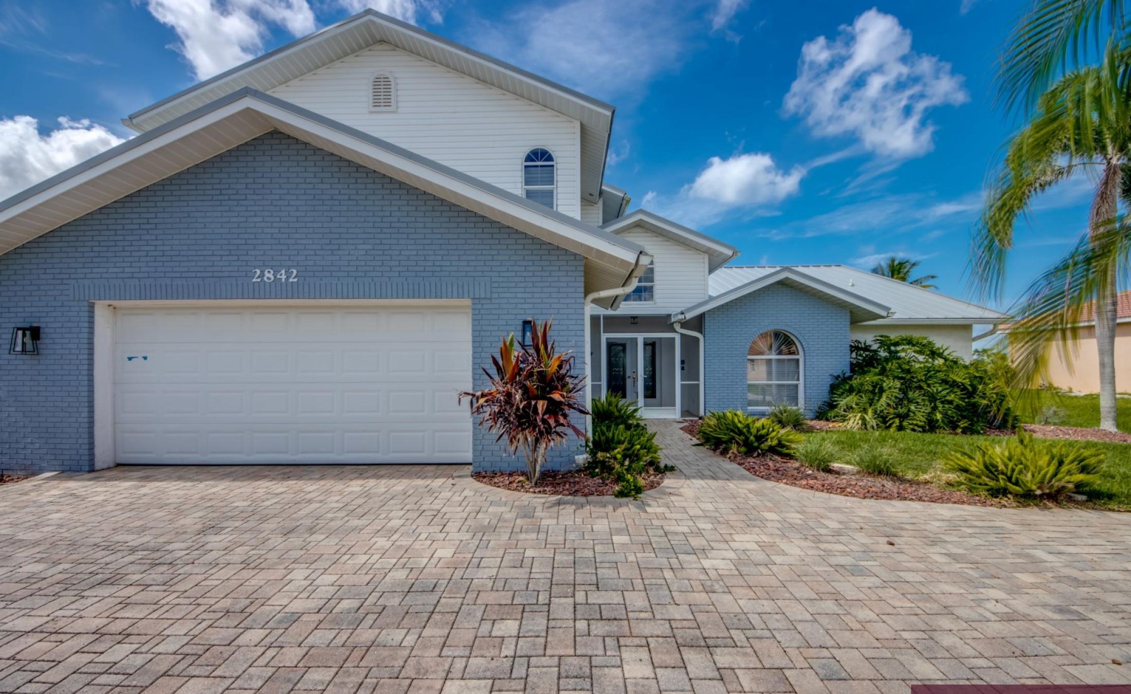 Beheizter Pool mit Spa und Blick auf den Kanal in Südlage.