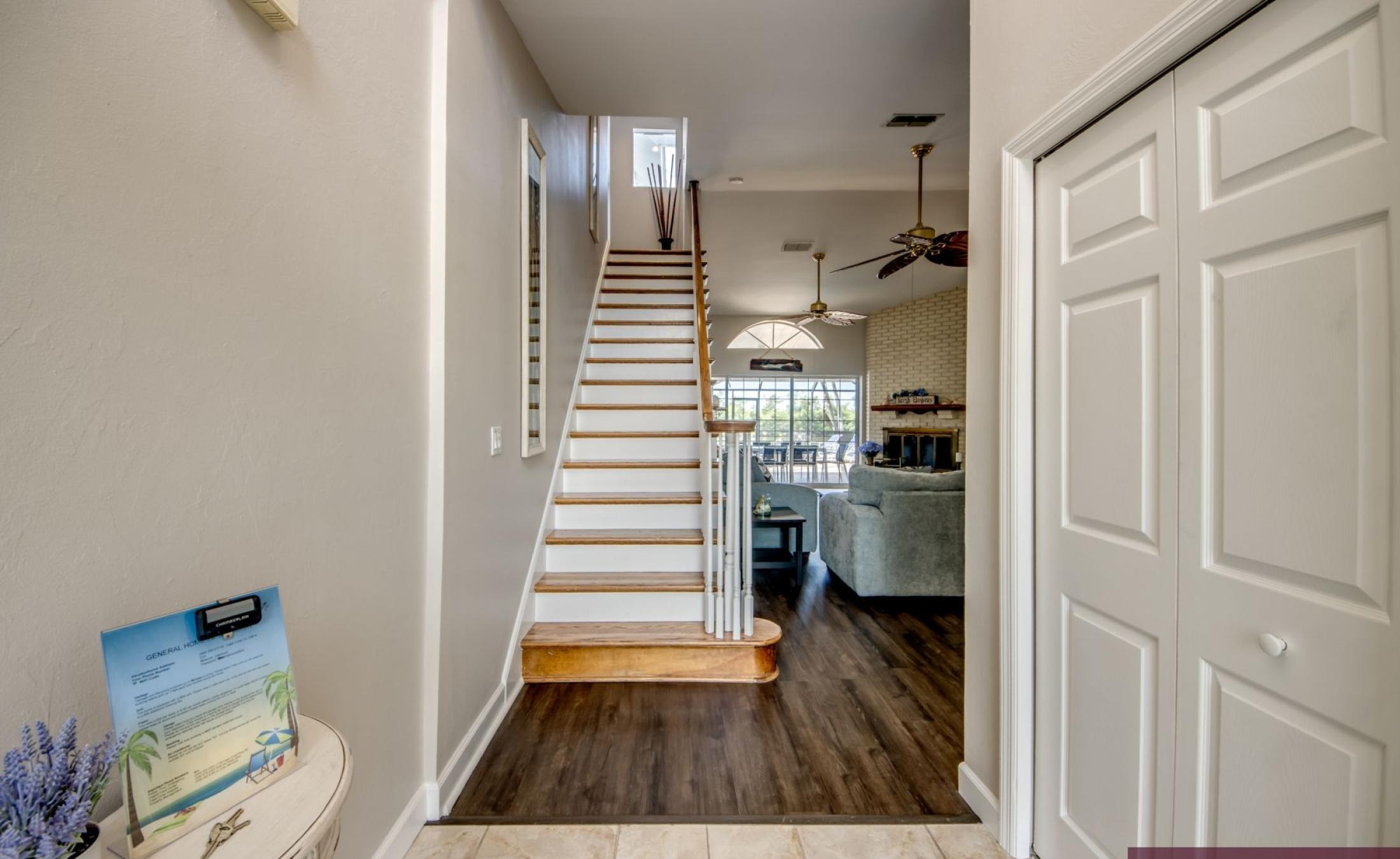 Beheizter Pool mit Spa und Blick auf den Kanal in Südlage.