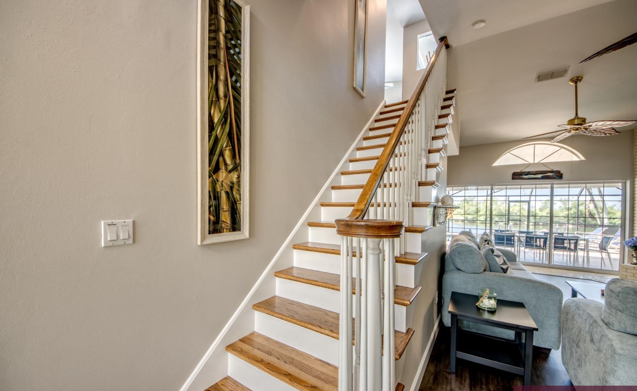 Außenbereich mit beheiztem Pool und Spa am Kanal in Südlage.