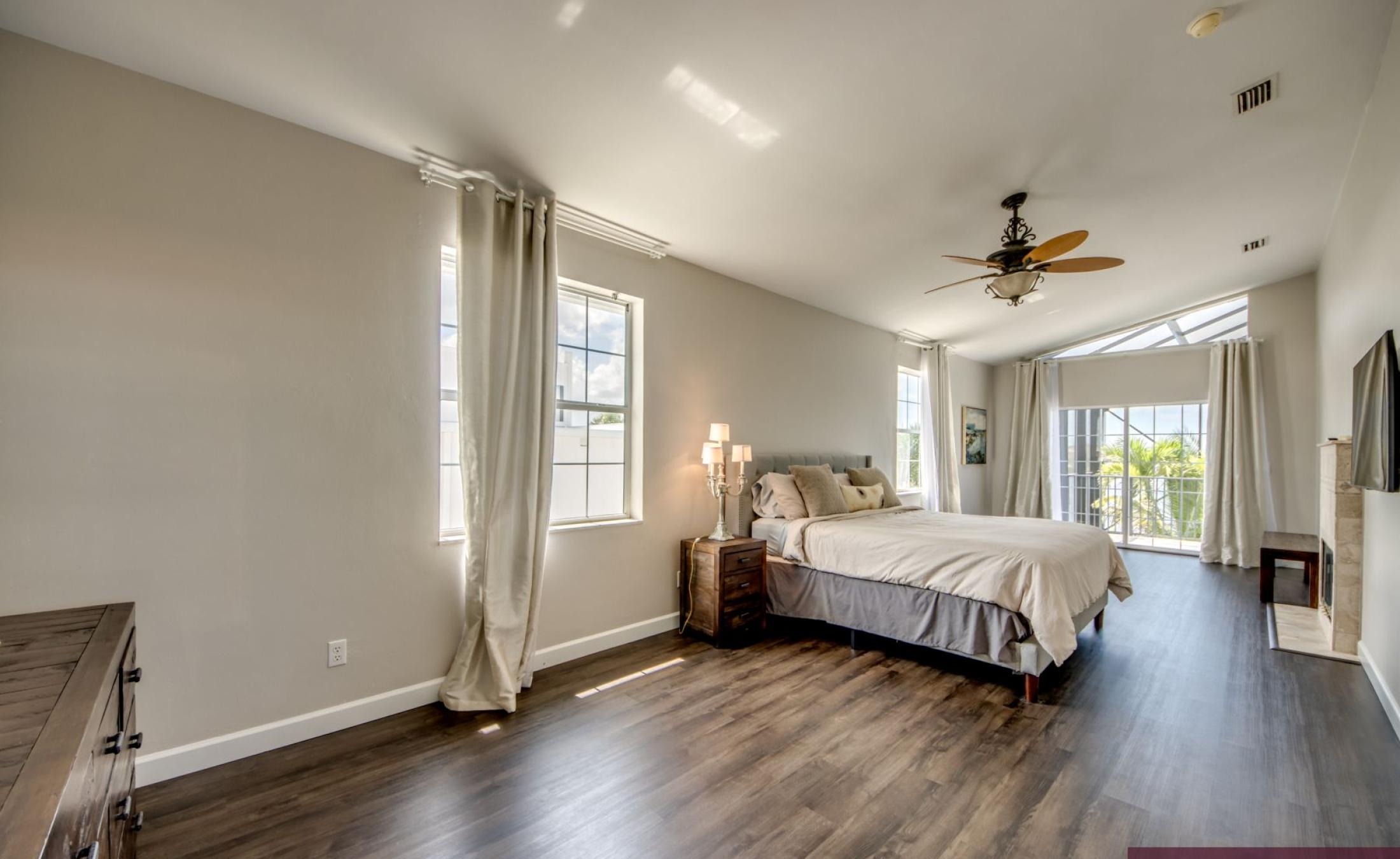 Außenbereich mit beheiztem Pool und Spa am Kanal in Südlage.