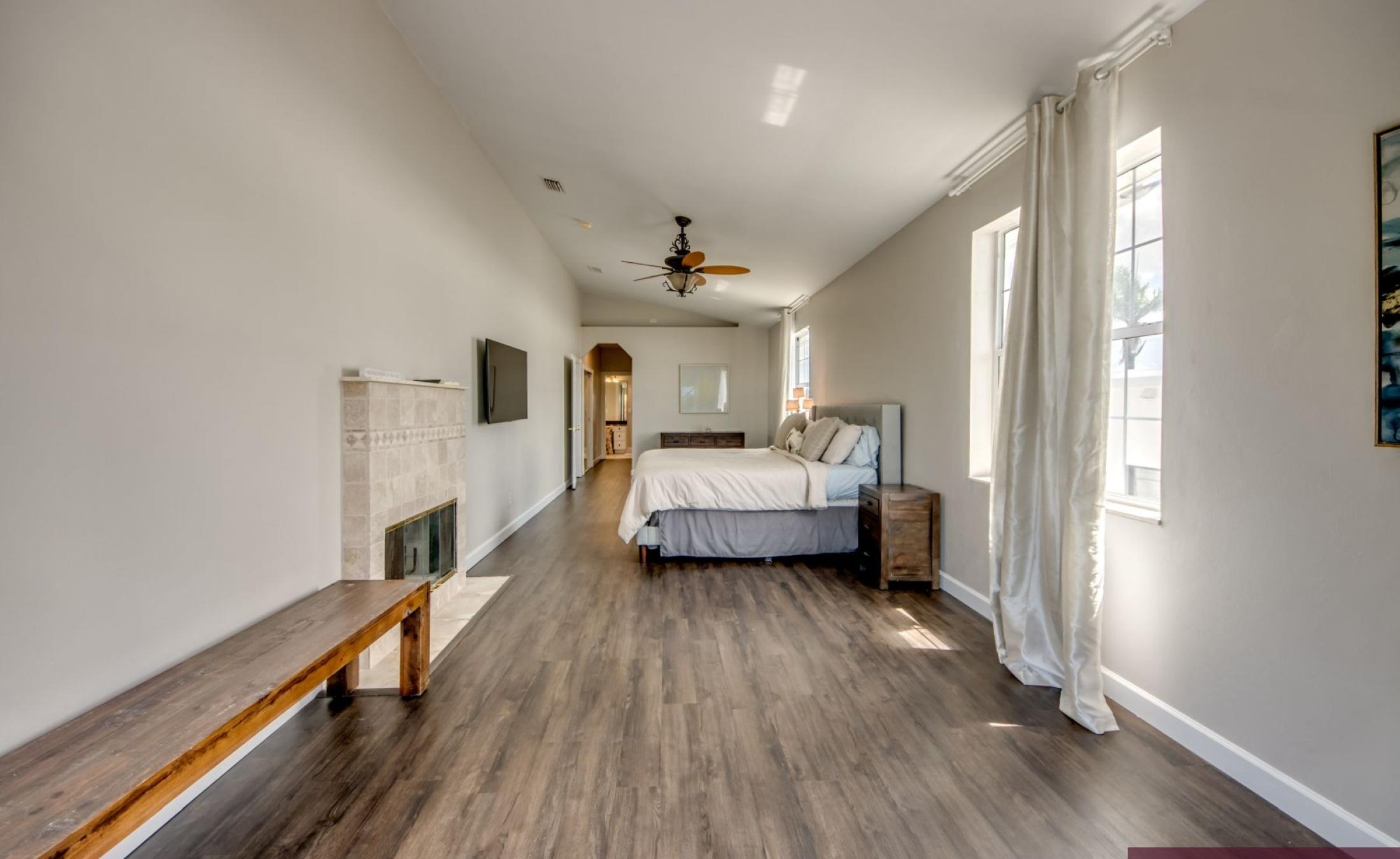 Beheizter Pool mit Spa und Blick auf den Kanal in Südlage.