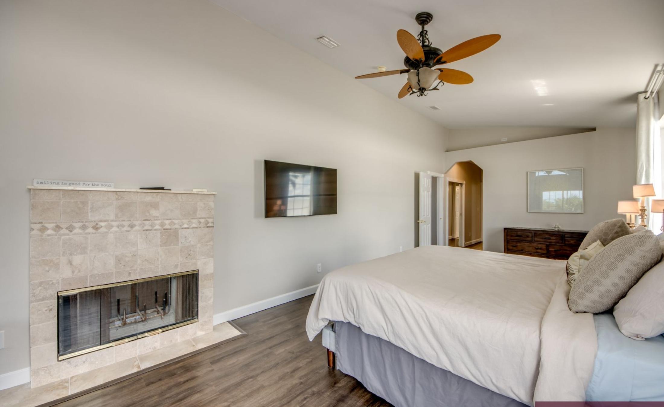 Beheizter Pool mit Spa und Blick auf den Kanal in Südlage.