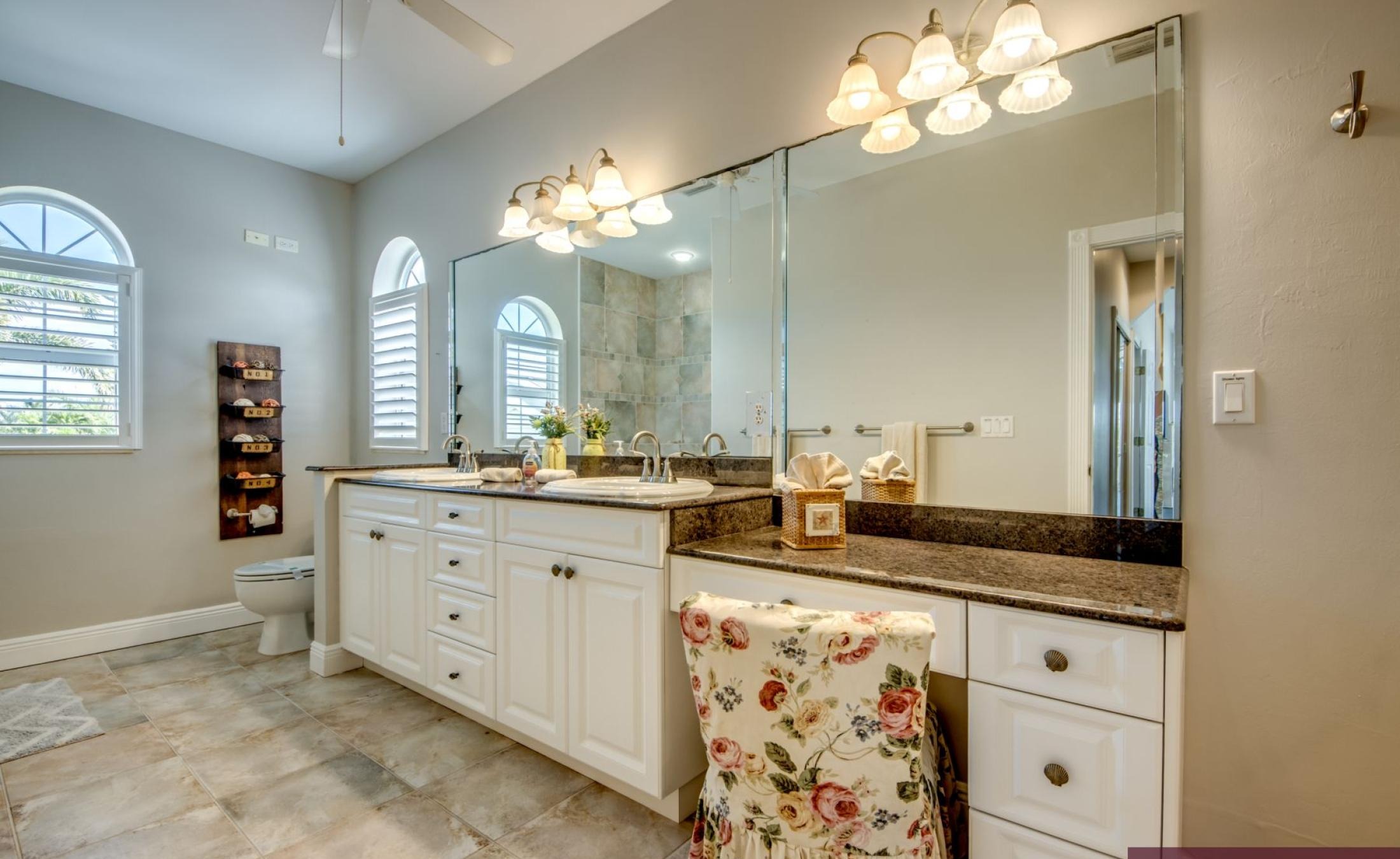 Beheizter Pool mit integriertem Spa und Blick auf den Kanal.