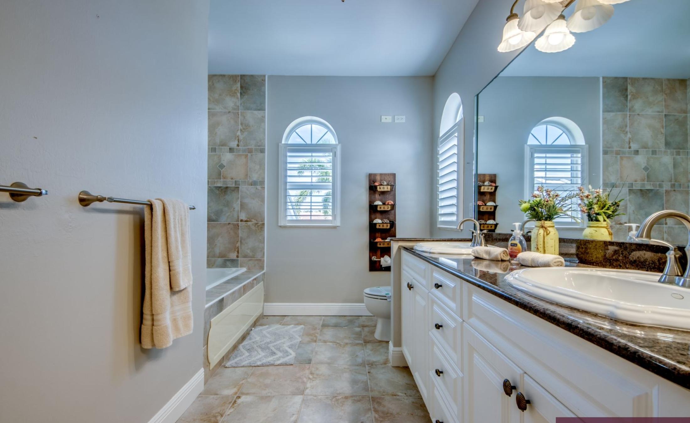 Beheizter Pool mit Spa und Sonnenterrasse in Südlage am Kanal.