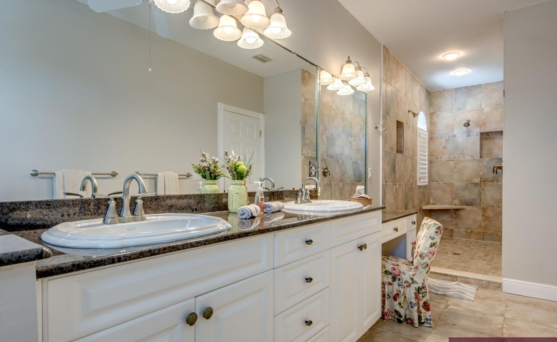 Beheizter Pool mit Spa und Blick auf den Kanal in Südlage.