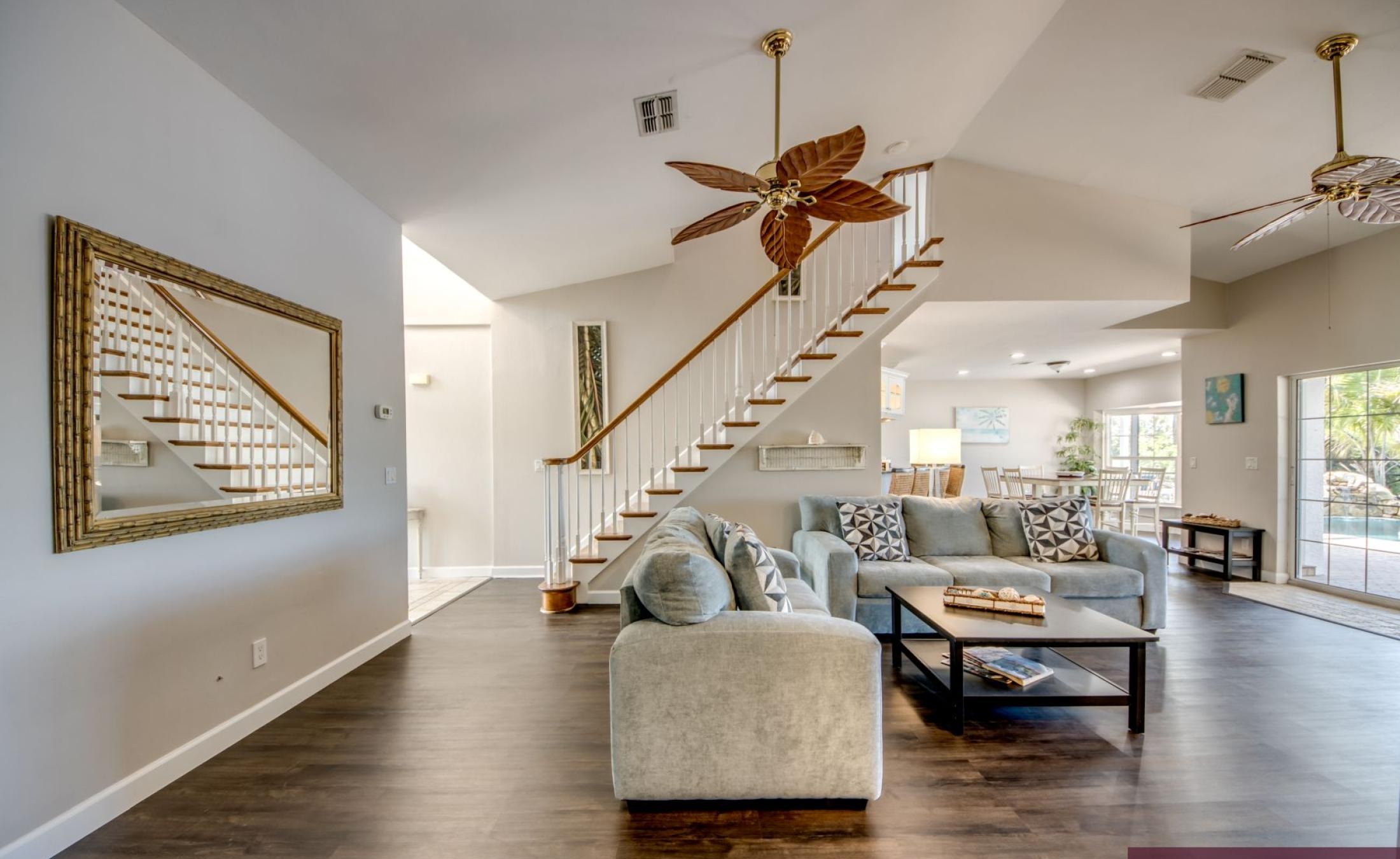 Außenbereich mit beheiztem Pool und Spa in Südlage am Kanal.