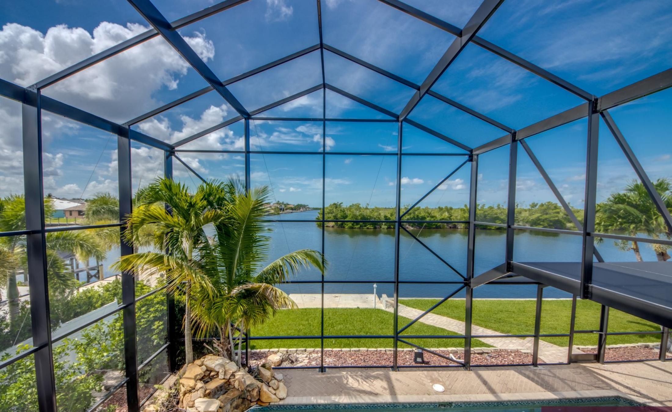 Beheizter Pool mit Spa und Blick auf den Kanal.