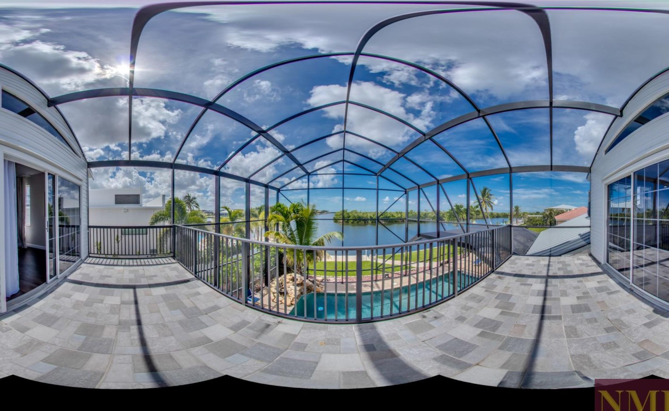 Beheizter Pool mit Spa und Blick auf den Kanal in Südlage.