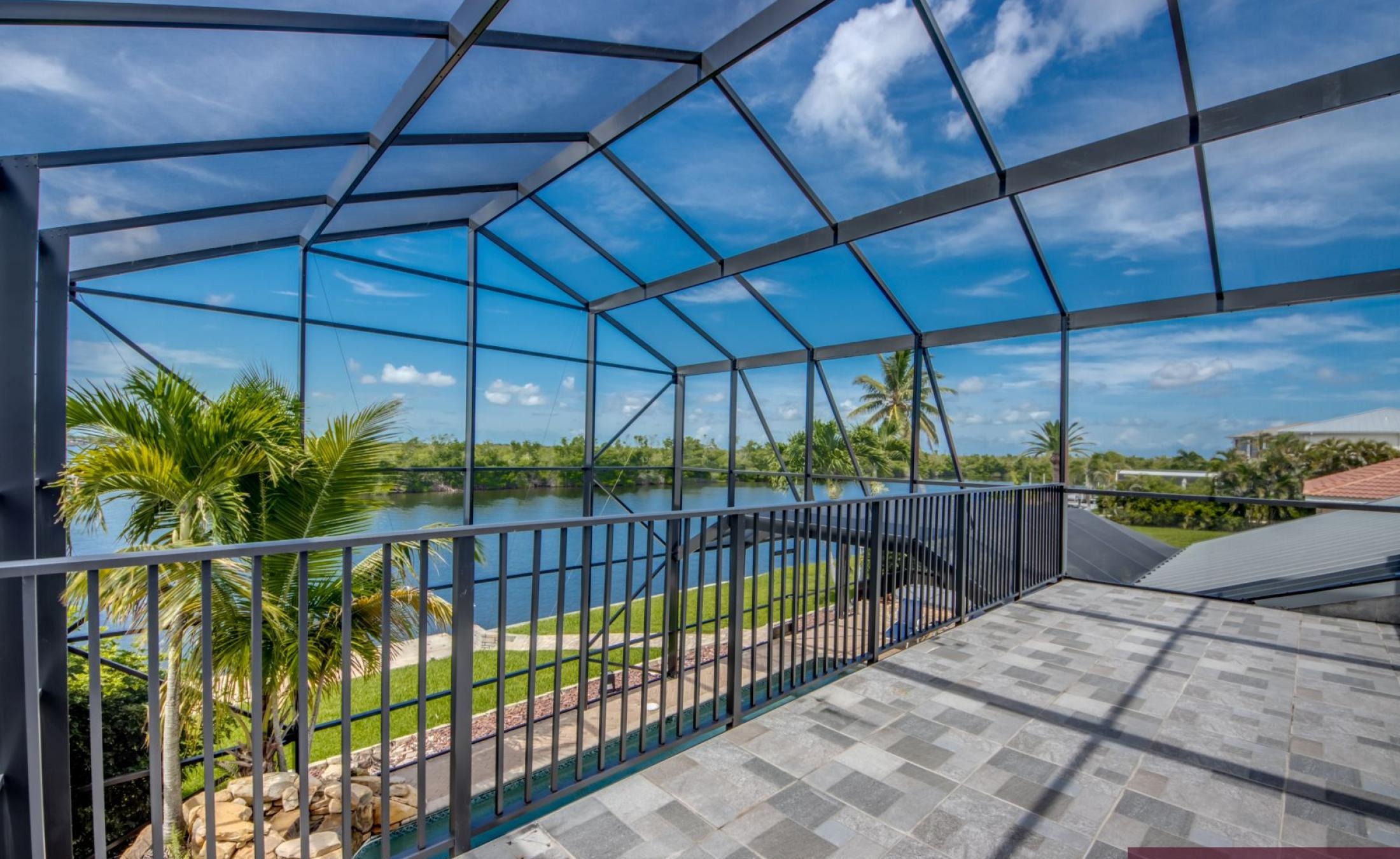Beheizter Pool mit Spa und Blick auf den Kanal in Südlage.