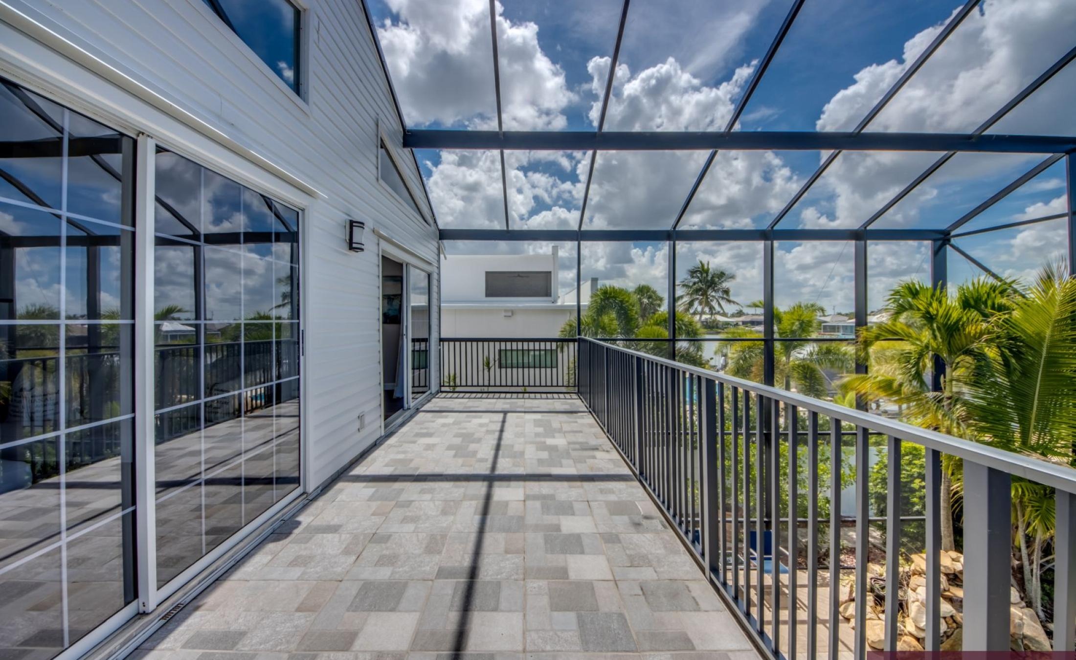 Beheizter Pool mit Spa und Blick auf den Kanal in Südlage.