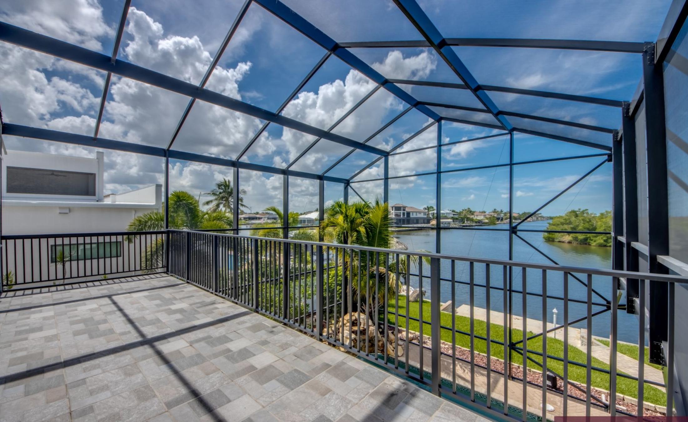 Beheizter Pool mit integriertem Spa und Blick auf den Kanal.