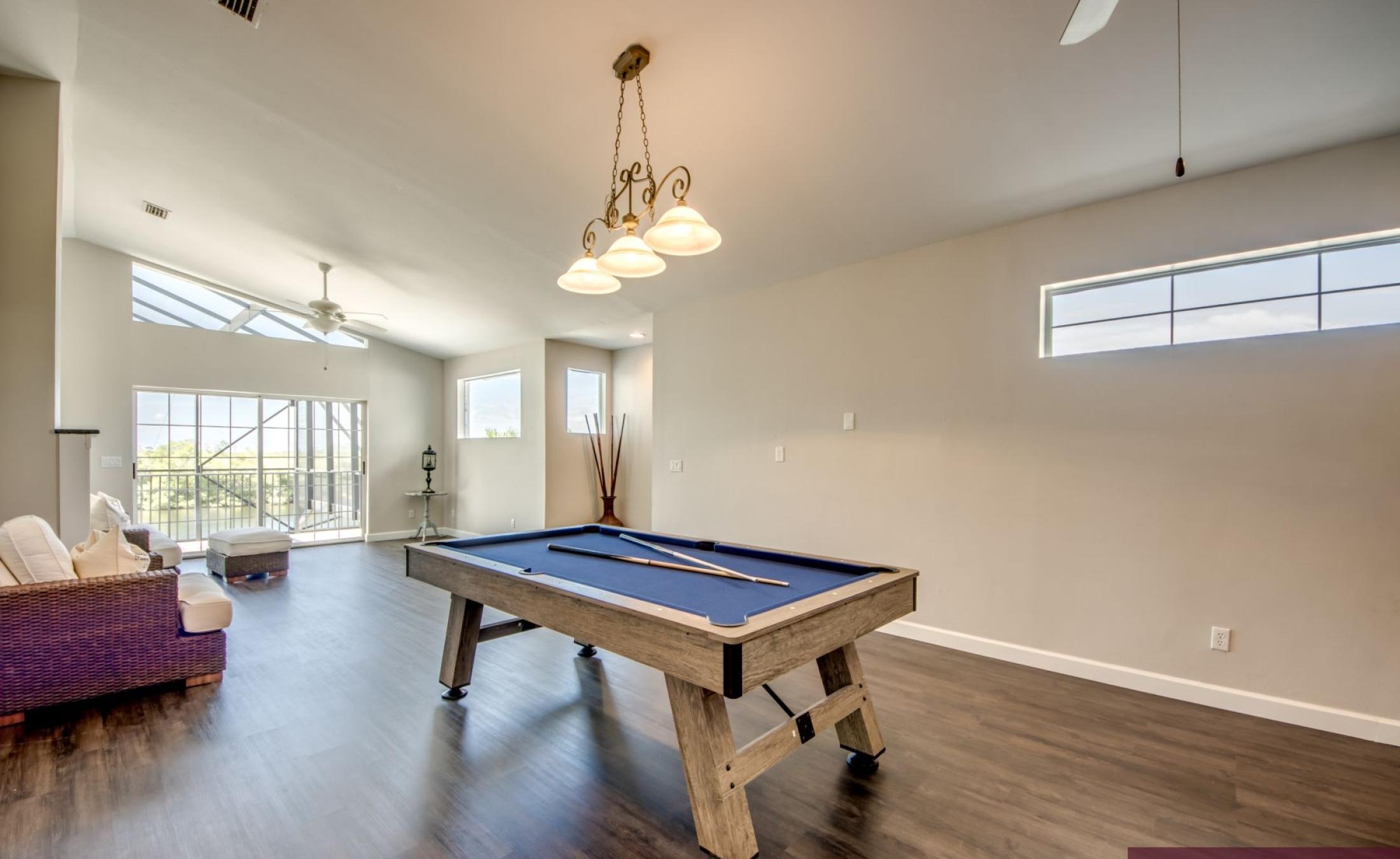 Beheizter Pool mit Spa und Blick auf den Kanal in Südlage.