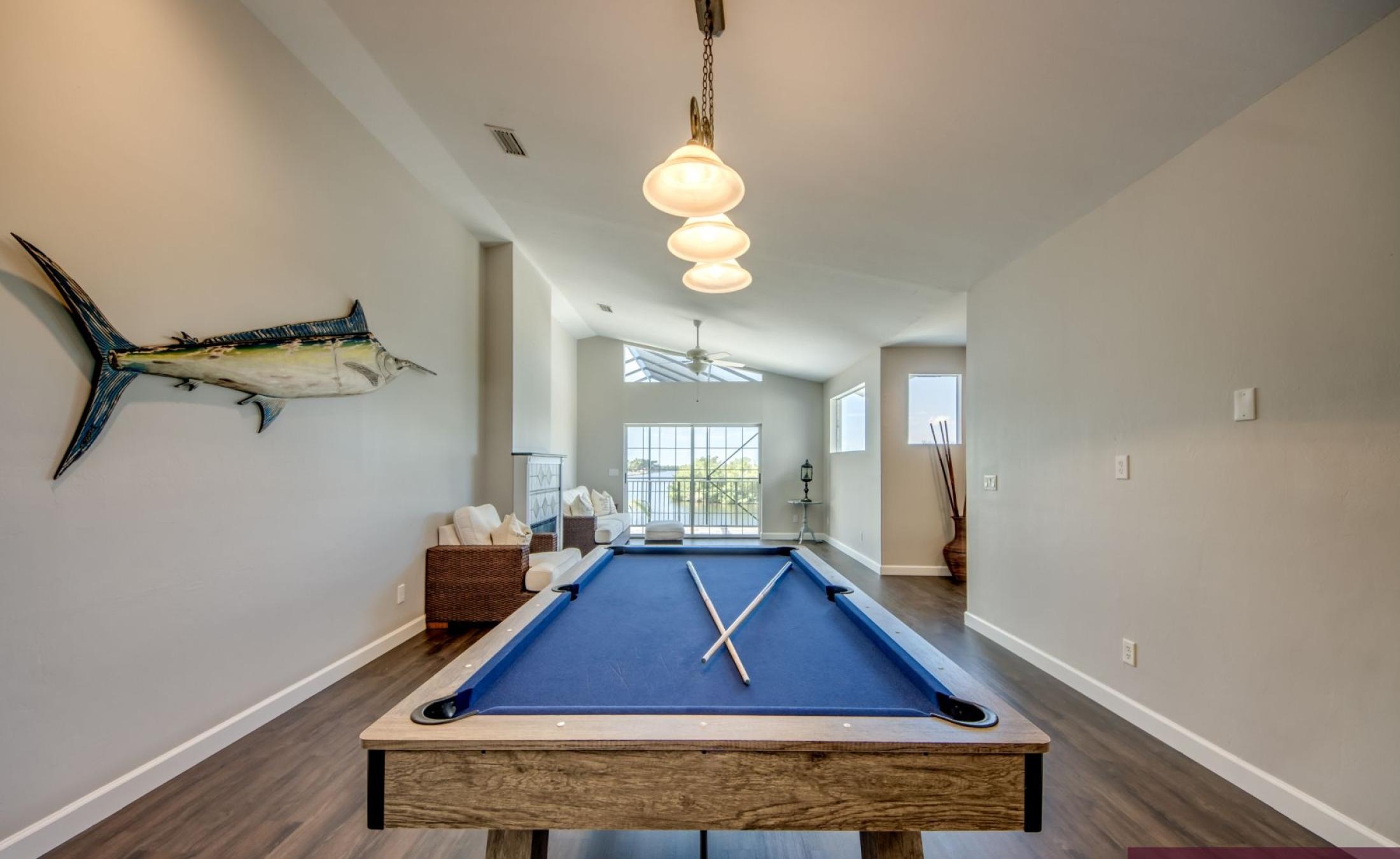 Beheizter Pool mit Spa und Blick auf den Kanal in Südlage.