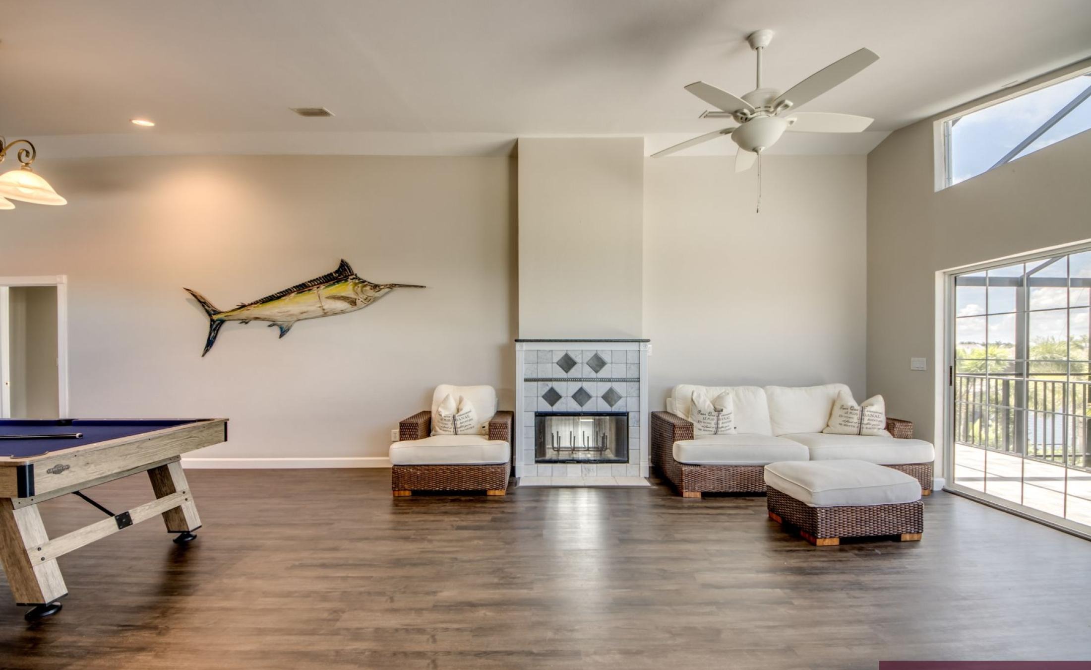 Beheizter Pool mit Spa und Blick auf den Kanal in Südlage.