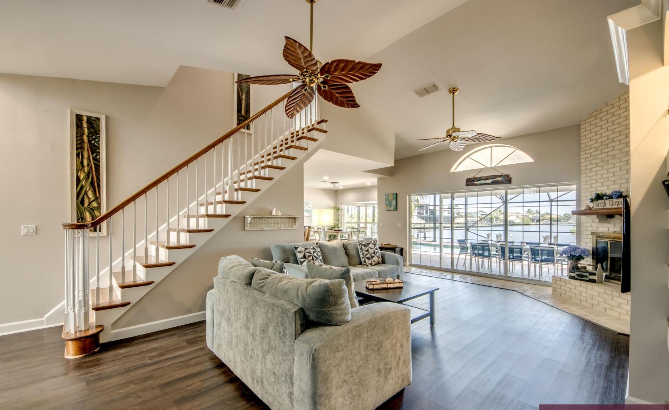 Beheizter Pool mit Spa und Blick auf den Kanal in Südlage.