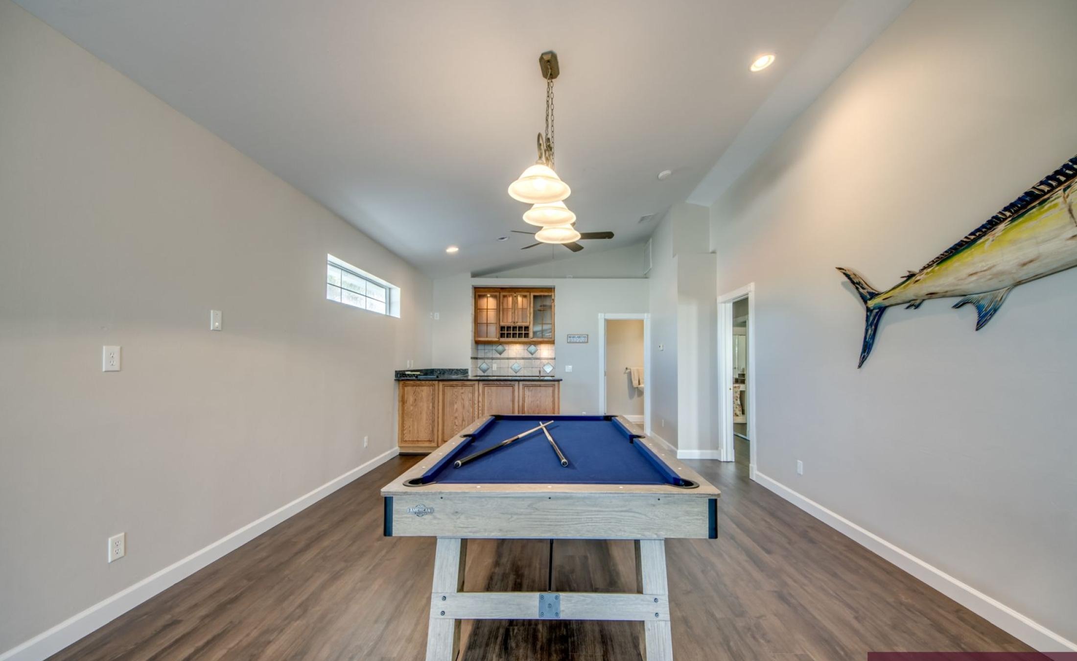 Beheizter Pool mit Spa und Blick auf den Kanal in Südlage.