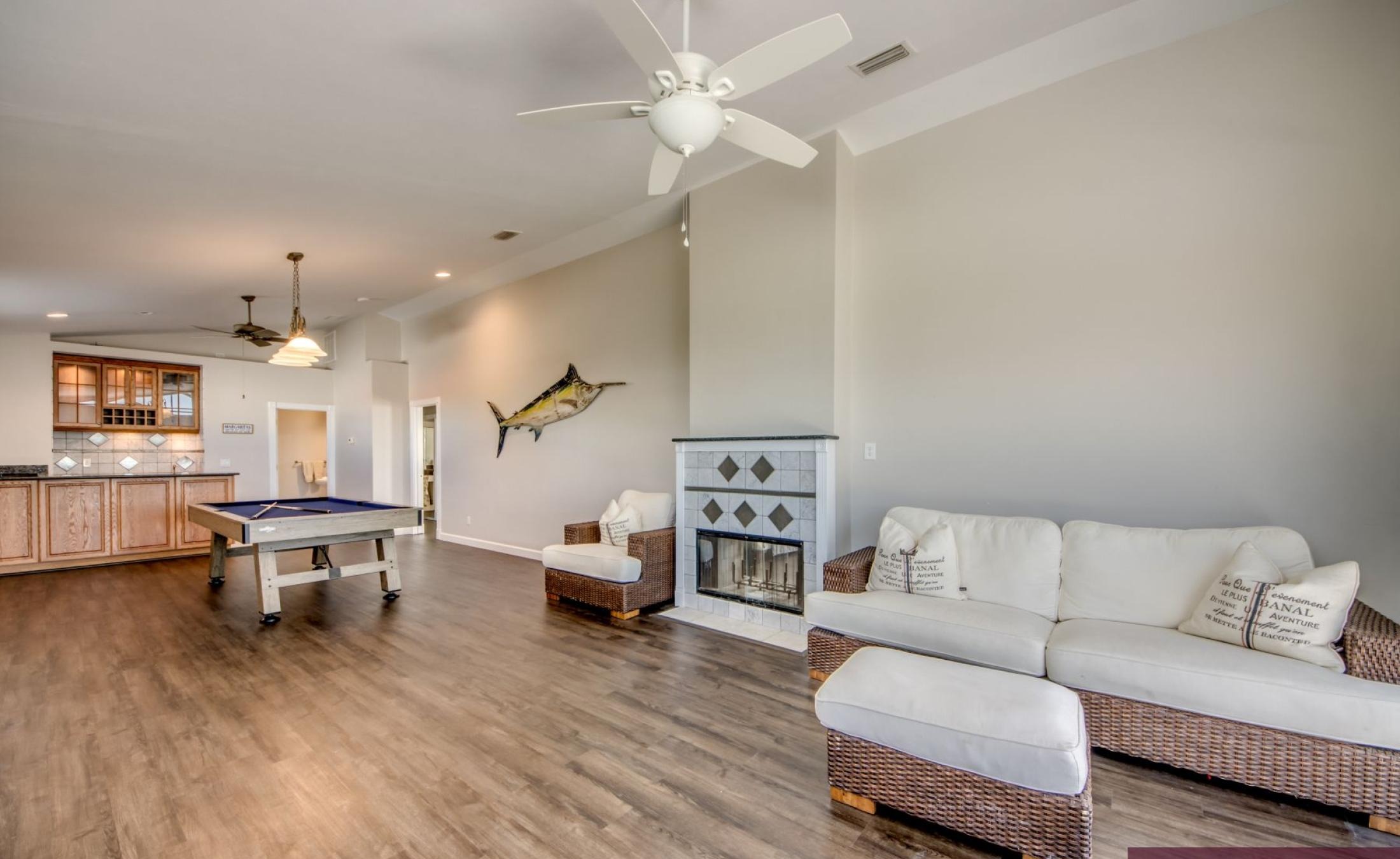 Beheizter Pool mit Spa und Blick auf den Kanal in Südlage.