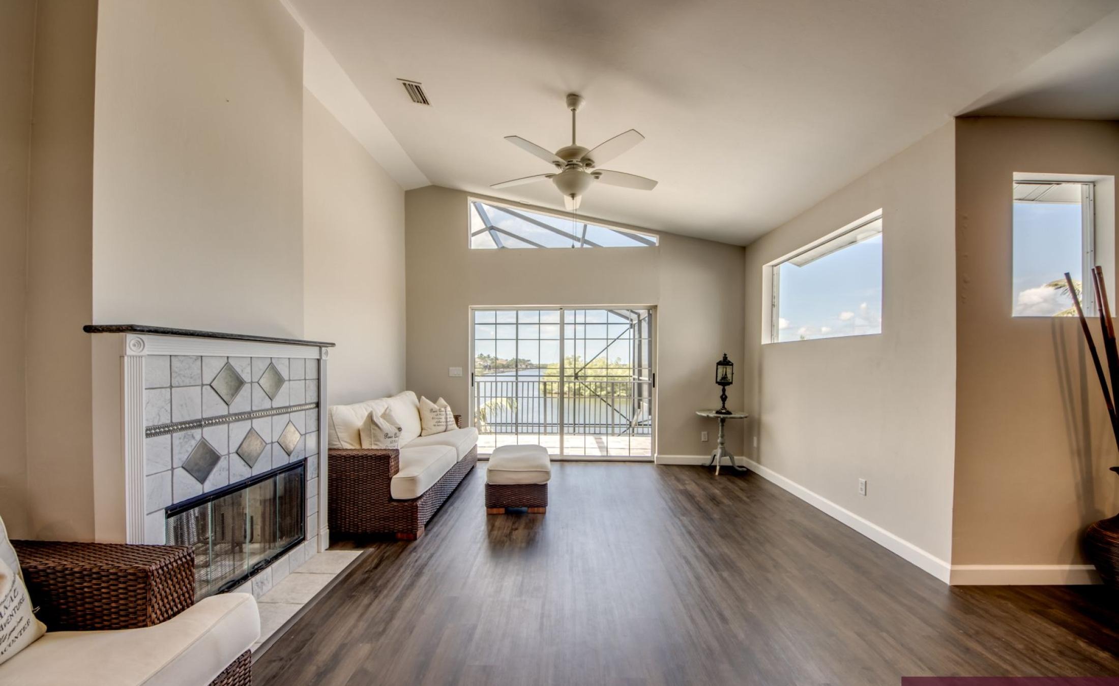 Beheizter Pool mit Spa und Blick auf den Kanal in Südlage.