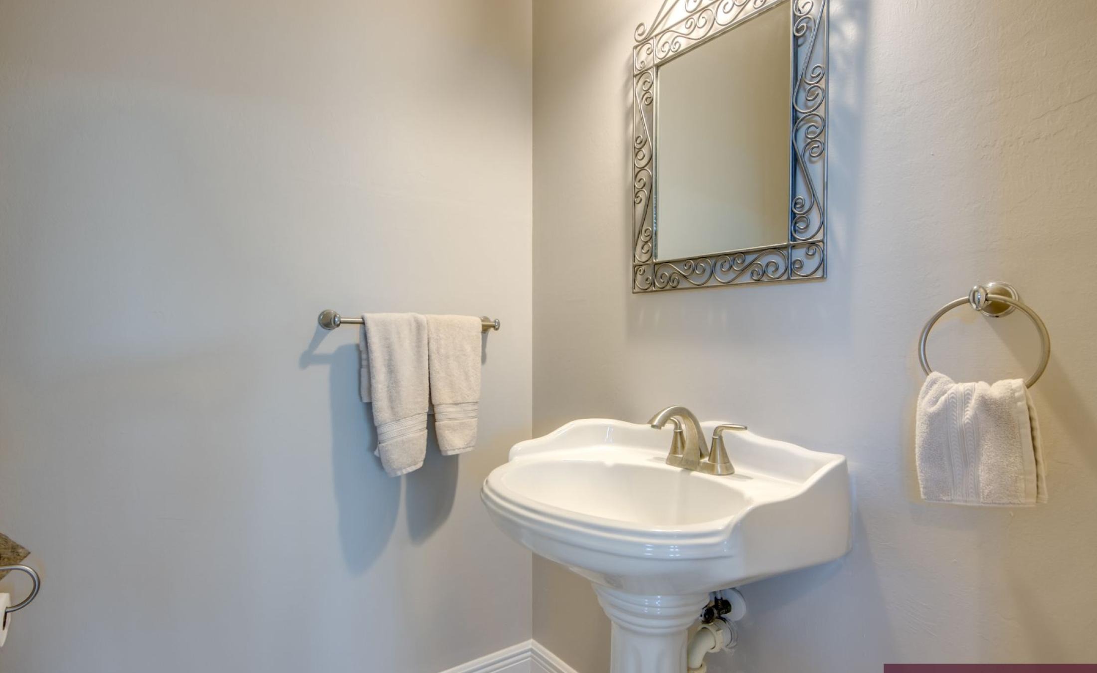 Beheizter Pool mit Spa und Blick auf den Kanal in Südlage.