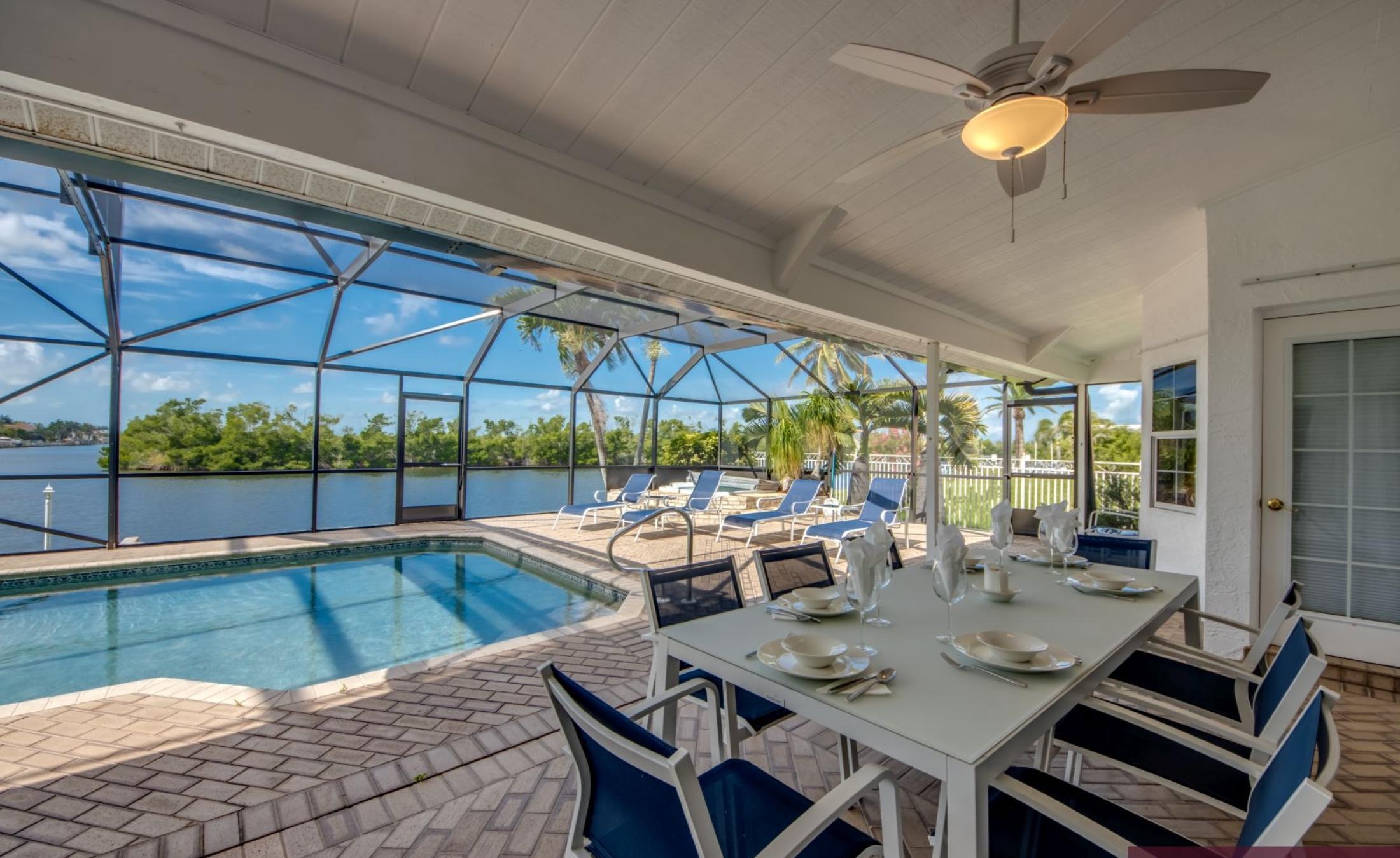 Beheizter Pool mit Spa und Kanalblick in Südlage.